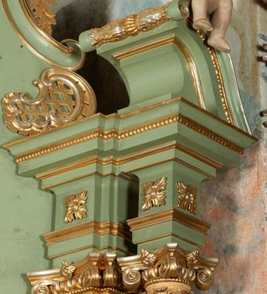 Zdjęcie nr 4: Nastawa ołtarzowa architektoniczna, jednoosiowa, jednokondygnacyjna ze zwieńczeniem, ustawiona na dwustrefowym cokole z dwoma prostopadłościanami wyodrębnionymi po bokach. Ołtarz sarkofagowy, od frontu zdobiony złocona dekoracją złożoną z gwieździstego nimbu, miecza i liścia palmy. Mensa drewniana, na niej ustawione tabernakulum w formie malowanej na niebiesko i złoconej drewnianej skrzynki, ujętej z przodu lizenami podtrzymującymi profilowany gzyms opasujący całość. Drzwiczki zielone, w formie stojącego prostokąta zamkniętego łukiem półkolistym nadwieszonym, dekorowane malowanym kielichem z hostią.
Obie strefy cokołu dekorowane są prostokątnymi płycinami, na zewnętrzych krawędziach górnej strefy konsole podtrzymujące wsporniki. Nastawa flankowana ustawionymi pod kątem na zewnątrz opilastrowanymi filarami, dekorowanymi rocaille'owymi zwisami, i stojącymi przed nimi kolumnami. Podpory dźwigają osobne imposty połączone gzymsami oraz fragmenty przerwanego, falistego przyczółka z siedzącymi puttami. W polu środkowym wnęka w formie stojącego prostokąta ujętego profilowaną ramą dekorowaną perełkowaniem, z obrazem Najświętszego Serca Jezusa. W przestrzeni nad obrazem Oko Opatrzności pośród obłoków. Zwieńczenie w formie zbliżonej do trapezu, o wklęsłych bokach i wypukłej górnej podstawie, ujęte falistą wstęgą, po bokach przyjmującą formę spływów wolutowych z kwiatowymi zwisami, opadających na ornament utworzony z rocaille'u i kratki. Całość zakończona krzyżem na wolutowej, stylizowanej podstawie. W polu obraz w formie zbliżonej do stojącego prostokąta o wklęsłych bokach i wypukłej podstawie i zamknięciu, w profilowanej ramie, z obrazem św. Małgorzaty. Struktura polichromowana w kolorze seledynowym, ze złoconymi profilami i ornamentyką oraz srebrzonymi trzonami kolumn i Okiem Opatrzności. 
