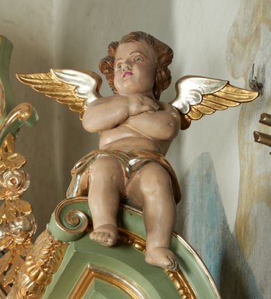 Zdjęcie nr 6: Nastawa ołtarzowa architektoniczna, jednoosiowa, jednokondygnacyjna ze zwieńczeniem, ustawiona na dwustrefowym cokole z dwoma prostopadłościanami wyodrębnionymi po bokach. Ołtarz sarkofagowy, od frontu zdobiony złocona dekoracją złożoną z gwieździstego nimbu, miecza i liścia palmy. Mensa drewniana, na niej ustawione tabernakulum w formie malowanej na niebiesko i złoconej drewnianej skrzynki, ujętej z przodu lizenami podtrzymującymi profilowany gzyms opasujący całość. Drzwiczki zielone, w formie stojącego prostokąta zamkniętego łukiem półkolistym nadwieszonym, dekorowane malowanym kielichem z hostią.
Obie strefy cokołu dekorowane są prostokątnymi płycinami, na zewnętrzych krawędziach górnej strefy konsole podtrzymujące wsporniki. Nastawa flankowana ustawionymi pod kątem na zewnątrz opilastrowanymi filarami, dekorowanymi rocaille'owymi zwisami, i stojącymi przed nimi kolumnami. Podpory dźwigają osobne imposty połączone gzymsami oraz fragmenty przerwanego, falistego przyczółka z siedzącymi puttami. W polu środkowym wnęka w formie stojącego prostokąta ujętego profilowaną ramą dekorowaną perełkowaniem, z obrazem Najświętszego Serca Jezusa. W przestrzeni nad obrazem Oko Opatrzności pośród obłoków. Zwieńczenie w formie zbliżonej do trapezu, o wklęsłych bokach i wypukłej górnej podstawie, ujęte falistą wstęgą, po bokach przyjmującą formę spływów wolutowych z kwiatowymi zwisami, opadających na ornament utworzony z rocaille'u i kratki. Całość zakończona krzyżem na wolutowej, stylizowanej podstawie. W polu obraz w formie zbliżonej do stojącego prostokąta o wklęsłych bokach i wypukłej podstawie i zamknięciu, w profilowanej ramie, z obrazem św. Małgorzaty. Struktura polichromowana w kolorze seledynowym, ze złoconymi profilami i ornamentyką oraz srebrzonymi trzonami kolumn i Okiem Opatrzności. 
