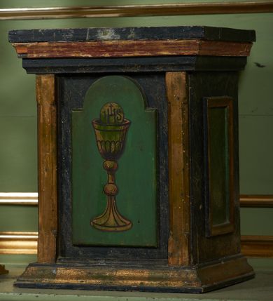 Zdjęcie nr 8: Nastawa ołtarzowa architektoniczna, jednoosiowa, jednokondygnacyjna ze zwieńczeniem, ustawiona na dwustrefowym cokole z dwoma prostopadłościanami wyodrębnionymi po bokach. Ołtarz sarkofagowy, od frontu zdobiony złocona dekoracją złożoną z gwieździstego nimbu, miecza i liścia palmy. Mensa drewniana, na niej ustawione tabernakulum w formie malowanej na niebiesko i złoconej drewnianej skrzynki, ujętej z przodu lizenami podtrzymującymi profilowany gzyms opasujący całość. Drzwiczki zielone, w formie stojącego prostokąta zamkniętego łukiem półkolistym nadwieszonym, dekorowane malowanym kielichem z hostią.
Obie strefy cokołu dekorowane są prostokątnymi płycinami, na zewnętrzych krawędziach górnej strefy konsole podtrzymujące wsporniki. Nastawa flankowana ustawionymi pod kątem na zewnątrz opilastrowanymi filarami, dekorowanymi rocaille&#039;owymi zwisami, i stojącymi przed nimi kolumnami. Podpory dźwigają osobne imposty połączone gzymsami oraz fragmenty przerwanego, falistego przyczółka z siedzącymi puttami. W polu środkowym wnęka w formie stojącego prostokąta ujętego profilowaną ramą dekorowaną perełkowaniem, z obrazem Najświętszego Serca Jezusa. W przestrzeni nad obrazem Oko Opatrzności pośród obłoków. Zwieńczenie w formie zbliżonej do trapezu, o wklęsłych bokach i wypukłej górnej podstawie, ujęte falistą wstęgą, po bokach przyjmującą formę spływów wolutowych z kwiatowymi zwisami, opadających na ornament utworzony z rocaille&#039;u i kratki. Całość zakończona krzyżem na wolutowej, stylizowanej podstawie. W polu obraz w formie zbliżonej do stojącego prostokąta o wklęsłych bokach i wypukłej podstawie i zamknięciu, w profilowanej ramie, z obrazem św. Małgorzaty. Struktura polichromowana w kolorze seledynowym, ze złoconymi profilami i ornamentyką oraz srebrzonymi trzonami kolumn i Okiem Opatrzności. 
