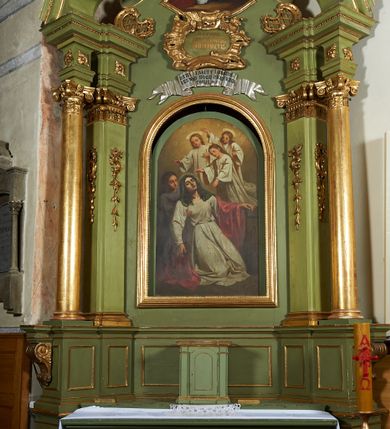 Zdjęcie nr 1: Nastawa ołtarzowa architektoniczna, jednoosiowa, jednokondygnacyjna ze zwieńczeniem, ustawiona na dwustrefowym cokole z dwoma prostopadłościanami wyodrębnionymi po bokach. Ołtarz sarkofagowy, od frontu zdobiony malowaną koroną cierniową z narzędziami Męki Pańskiej. Mensa drewniana, na niej ustawione tabernakulum w formie drewnianej skrzynki, ujętej z przodu pilastrami podtrzymującymi profilowany gzyms opasujący całość. Drzwiczki w formie stojącego prostokąta zamkniętego łukiem odcinkowym nadwieszonym, dekorowane płyciną. Obie strefy cokołu dekorowane są prostokątnymi płycinami, na zewnętrzych krawędziach górnej strefy konsole podtrzymujące wsporniki. Nastawa flankowana ustawionymi pod kątem na zewnątrz opilastrowanymi filarami, dekorowanymi rocaille'owymi zwisami, i stojącymi przed nimi kolumnami. Podpory dźwigają osobne imposty połączone gzymsami oraz fragmenty przerwanego, falistego przyczółka z siedzącymi puttami. W polu środkowym wnęka w formie stojącego prostokąta ujętego profilowaną ramą dekorowaną perełkowaniem, z nieco mniejszym obrazem Śmierci św. Zofii. W przestrzeni nad obrazem rokokowy kartusz z napisem „ALTARE / PRIVILEGIATUM / PRO DEFUNCTIS”, poniżej wstęga z napisem „JESTEŚ ZABITY I ODKUPI=/ ŁEŚ NAS BOGU PRZEZ KREW / TWOJĘ Ob. V 9.”. Zwieńczenie w formie zbliżonej do trapezu i wklęsłych bokach i wypukłej górnej podstawie, ujęte falistą wstęgą, po bokach przyjmującą formę spływów wolutowych z kwiatowymi zwisami, opadających na ornament utworzony z rocaille'u i kratki. Całość zakończona krzyżem na wolutowej, stylizowanej podstawie. W polu obraz w formie zbliżonej do stojącego prostokąta o wklęsłych bokach i wypukłej podstawie i zamknięciu, w profilowanej ramie, z obrazem św. Rozalii. Struktura polichromowana w kolorze seledynowym, ze złoconymi kolumnami, profilami i ornamentyka oraz srebrzoną wstęgą. 