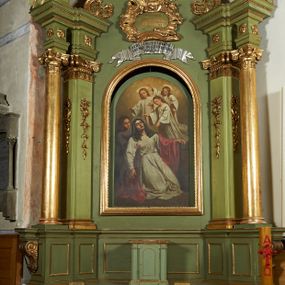 Zdjęcie nr 1: Nastawa ołtarzowa architektoniczna, jednoosiowa, jednokondygnacyjna ze zwieńczeniem, ustawiona na dwustrefowym cokole z dwoma prostopadłościanami wyodrębnionymi po bokach. Ołtarz sarkofagowy, od frontu zdobiony malowaną koroną cierniową z narzędziami Męki Pańskiej. Mensa drewniana, na niej ustawione tabernakulum w formie drewnianej skrzynki, ujętej z przodu pilastrami podtrzymującymi profilowany gzyms opasujący całość. Drzwiczki w formie stojącego prostokąta zamkniętego łukiem odcinkowym nadwieszonym, dekorowane płyciną. Obie strefy cokołu dekorowane są prostokątnymi płycinami, na zewnętrzych krawędziach górnej strefy konsole podtrzymujące wsporniki. Nastawa flankowana ustawionymi pod kątem na zewnątrz opilastrowanymi filarami, dekorowanymi rocaille'owymi zwisami, i stojącymi przed nimi kolumnami. Podpory dźwigają osobne imposty połączone gzymsami oraz fragmenty przerwanego, falistego przyczółka z siedzącymi puttami. W polu środkowym wnęka w formie stojącego prostokąta ujętego profilowaną ramą dekorowaną perełkowaniem, z nieco mniejszym obrazem Śmierci św. Zofii. W przestrzeni nad obrazem rokokowy kartusz z napisem „ALTARE / PRIVILEGIATUM / PRO DEFUNCTIS”, poniżej wstęga z napisem „JESTEŚ ZABITY I ODKUPI=/ ŁEŚ NAS BOGU PRZEZ KREW / TWOJĘ Ob. V 9.”. Zwieńczenie w formie zbliżonej do trapezu i wklęsłych bokach i wypukłej górnej podstawie, ujęte falistą wstęgą, po bokach przyjmującą formę spływów wolutowych z kwiatowymi zwisami, opadających na ornament utworzony z rocaille'u i kratki. Całość zakończona krzyżem na wolutowej, stylizowanej podstawie. W polu obraz w formie zbliżonej do stojącego prostokąta o wklęsłych bokach i wypukłej podstawie i zamknięciu, w profilowanej ramie, z obrazem św. Rozalii. Struktura polichromowana w kolorze seledynowym, ze złoconymi kolumnami, profilami i ornamentyka oraz srebrzoną wstęgą. 