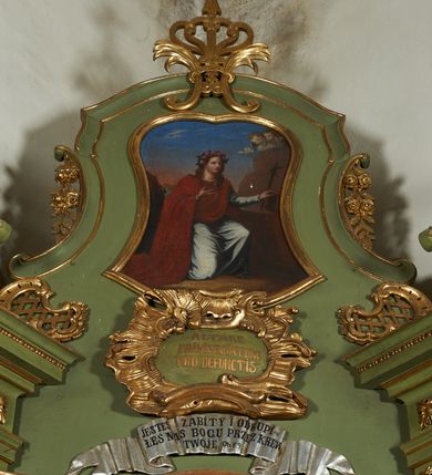 Zdjęcie nr 6: Nastawa ołtarzowa architektoniczna, jednoosiowa, jednokondygnacyjna ze zwieńczeniem, ustawiona na dwustrefowym cokole z dwoma prostopadłościanami wyodrębnionymi po bokach. Ołtarz sarkofagowy, od frontu zdobiony malowaną koroną cierniową z narzędziami Męki Pańskiej. Mensa drewniana, na niej ustawione tabernakulum w formie drewnianej skrzynki, ujętej z przodu pilastrami podtrzymującymi profilowany gzyms opasujący całość. Drzwiczki w formie stojącego prostokąta zamkniętego łukiem odcinkowym nadwieszonym, dekorowane płyciną. Obie strefy cokołu dekorowane są prostokątnymi płycinami, na zewnętrzych krawędziach górnej strefy konsole podtrzymujące wsporniki. Nastawa flankowana ustawionymi pod kątem na zewnątrz opilastrowanymi filarami, dekorowanymi rocaille'owymi zwisami, i stojącymi przed nimi kolumnami. Podpory dźwigają osobne imposty połączone gzymsami oraz fragmenty przerwanego, falistego przyczółka z siedzącymi puttami. W polu środkowym wnęka w formie stojącego prostokąta ujętego profilowaną ramą dekorowaną perełkowaniem, z nieco mniejszym obrazem Śmierci św. Zofii. W przestrzeni nad obrazem rokokowy kartusz z napisem „ALTARE / PRIVILEGIATUM / PRO DEFUNCTIS”, poniżej wstęga z napisem „JESTEŚ ZABITY I ODKUPI=/ ŁEŚ NAS BOGU PRZEZ KREW / TWOJĘ Ob. V 9.”. Zwieńczenie w formie zbliżonej do trapezu i wklęsłych bokach i wypukłej górnej podstawie, ujęte falistą wstęgą, po bokach przyjmującą formę spływów wolutowych z kwiatowymi zwisami, opadających na ornament utworzony z rocaille'u i kratki. Całość zakończona krzyżem na wolutowej, stylizowanej podstawie. W polu obraz w formie zbliżonej do stojącego prostokąta o wklęsłych bokach i wypukłej podstawie i zamknięciu, w profilowanej ramie, z obrazem św. Rozalii. Struktura polichromowana w kolorze seledynowym, ze złoconymi kolumnami, profilami i ornamentyka oraz srebrzoną wstęgą. 