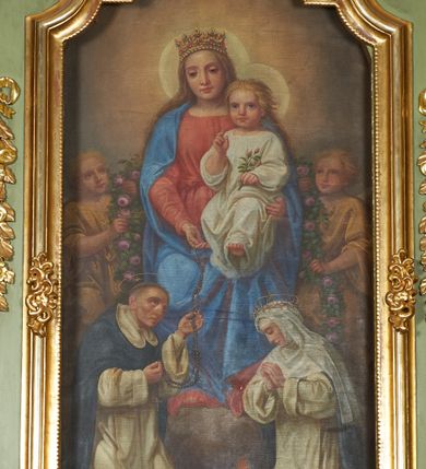 Zdjęcie nr 30: Nastawa ołtarzowa architektoniczna, jednoosiowa, jednokondygnacyjna ze zwieńczeniem, na cokole z czterema prostopadłościennymi postumentami wydzielonymi po bokach, z bramkami. Ołtarz drewniany, prostopadłościenny, z kamienną mensą z portatylem. Antependium drewniane obite miedzianą blachą, w formie leżącego prostokąta, ujętego profilowaną ramą, podzielone na dziesięć pól pasami z ornamentem geometrycznym, oraz aplikami w formie rautów na ich skrzyżowaniu. W środkowym polu monogram Marii oraz dwie apliki z orłem i pogonią u spodu. 
Retabulum flankowane ustawionymi schodkowo i zwróconymi na zewnątrz dwiema parami korynckich kolumn, umieszczonych na tle pilastrów oraz zewnętrzną parą pilastrów dekorowanych kwiatowymi zwisami. Podpory stoją na cokołach, podtrzymują wyłamane belkowanie, przerwane nad polem środkowym, oraz fragmenty przerwanego, falistego przyczółka z siedzącymi na obłokach puttami. W polu środkowym wnęka w formie stojącego prostokąta zamkniętego łukiem półkolistym nadwieszonym z uskokiem w profilowanej ramie, z obrazem św. Marcina. Pole środkowe zamknięte gzymsem przyjmującym kształt łuku odcinkowego nadwieszonego z rokokowym kartuszem z napisem &quot;AVE / MARIA / GRATIA PLENA / LUC. 1.28&quot; oraz z podwieszonymi dwiema różanymi gałązkami. Obraz flankowany dwoma zwisami na wstędze utworzonymi z kwiatów. Kondygnacja ujęta ażurowymi uszami utworzonymi z rocaille&#039;u, kratki i kwiatów. Zwieńczenie w formie zbliżonej po stojącego prostokąta o wklęsłych bokach ujętych spływami wolutowymi z rocaille&#039;m, zamkniętego gzymsem przyjmującym kształt łuku półkolistego nadwieszonego z uskokiem, wyłamanego przy krawędziach, zwieńczonego anthemionem. W polu obraz św. Józefa z Dzieciątkiem w formie zbliżonej do trapezu o wklęsłych bokach i wypukłych podstawach, w ramie. Ujęty z trzech stron wicią roślinną. Bramki na wysokości cokołu nastawy, w formie półkolistych, profilowanych arkad podtrzymywanych na pilastrach o kanelowanych trzonach. Arkady zwieńczone cokołami, na których ustawione są figury św. Wojciecha i św. Stanisława. Struktura polichromowana w kolorze seledynowym, ze złoconymi kolumnami, profilami i ornamentyką.


