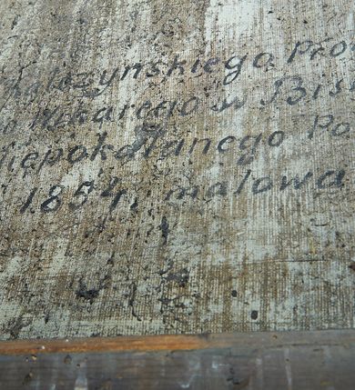 Zdjęcie nr 36: Nastawa ołtarzowa architektoniczna, jednoosiowa, jednokondygnacyjna ze zwieńczeniem, na cokole z czterema prostopadłościennymi postumentami wydzielonymi po bokach, z bramkami. Ołtarz drewniany, prostopadłościenny, z kamienną mensą z portatylem. Antependium drewniane obite miedzianą blachą, w formie leżącego prostokąta, ujętego profilowaną ramą, podzielone na dziesięć pól pasami z ornamentem geometrycznym, oraz aplikami w formie rautów na ich skrzyżowaniu. W środkowym polu monogram Marii oraz dwie apliki z orłem i pogonią u spodu. 
Retabulum flankowane ustawionymi schodkowo i zwróconymi na zewnątrz dwiema parami korynckich kolumn, umieszczonych na tle pilastrów oraz zewnętrzną parą pilastrów dekorowanych kwiatowymi zwisami. Podpory stoją na cokołach, podtrzymują wyłamane belkowanie, przerwane nad polem środkowym, oraz fragmenty przerwanego, falistego przyczółka z siedzącymi na obłokach puttami. W polu środkowym wnęka w formie stojącego prostokąta zamkniętego łukiem półkolistym nadwieszonym z uskokiem w profilowanej ramie, z obrazem św. Marcina. Pole środkowe zamknięte gzymsem przyjmującym kształt łuku odcinkowego nadwieszonego z rokokowym kartuszem z napisem &quot;AVE / MARIA / GRATIA PLENA / LUC. 1.28&quot; oraz z podwieszonymi dwiema różanymi gałązkami. Obraz flankowany dwoma zwisami na wstędze utworzonymi z kwiatów. Kondygnacja ujęta ażurowymi uszami utworzonymi z rocaille&#039;u, kratki i kwiatów. Zwieńczenie w formie zbliżonej po stojącego prostokąta o wklęsłych bokach ujętych spływami wolutowymi z rocaille&#039;m, zamkniętego gzymsem przyjmującym kształt łuku półkolistego nadwieszonego z uskokiem, wyłamanego przy krawędziach, zwieńczonego anthemionem. W polu obraz św. Józefa z Dzieciątkiem w formie zbliżonej do trapezu o wklęsłych bokach i wypukłych podstawach, w ramie. Ujęty z trzech stron wicią roślinną. Bramki na wysokości cokołu nastawy, w formie półkolistych, profilowanych arkad podtrzymywanych na pilastrach o kanelowanych trzonach. Arkady zwieńczone cokołami, na których ustawione są figury św. Wojciecha i św. Stanisława. Struktura polichromowana w kolorze seledynowym, ze złoconymi kolumnami, profilami i ornamentyką.


