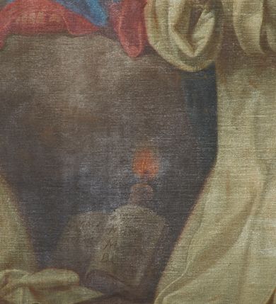 Zdjęcie nr 34: Nastawa ołtarzowa architektoniczna, jednoosiowa, jednokondygnacyjna ze zwieńczeniem, na cokole z czterema prostopadłościennymi postumentami wydzielonymi po bokach, z bramkami. Ołtarz drewniany, prostopadłościenny, z kamienną mensą z portatylem. Antependium drewniane obite miedzianą blachą, w formie leżącego prostokąta, ujętego profilowaną ramą, podzielone na dziesięć pól pasami z ornamentem geometrycznym, oraz aplikami w formie rautów na ich skrzyżowaniu. W środkowym polu monogram Marii oraz dwie apliki z orłem i pogonią u spodu. 
Retabulum flankowane ustawionymi schodkowo i zwróconymi na zewnątrz dwiema parami korynckich kolumn, umieszczonych na tle pilastrów oraz zewnętrzną parą pilastrów dekorowanych kwiatowymi zwisami. Podpory stoją na cokołach, podtrzymują wyłamane belkowanie, przerwane nad polem środkowym, oraz fragmenty przerwanego, falistego przyczółka z siedzącymi na obłokach puttami. W polu środkowym wnęka w formie stojącego prostokąta zamkniętego łukiem półkolistym nadwieszonym z uskokiem w profilowanej ramie, z obrazem św. Marcina. Pole środkowe zamknięte gzymsem przyjmującym kształt łuku odcinkowego nadwieszonego z rokokowym kartuszem z napisem &quot;AVE / MARIA / GRATIA PLENA / LUC. 1.28&quot; oraz z podwieszonymi dwiema różanymi gałązkami. Obraz flankowany dwoma zwisami na wstędze utworzonymi z kwiatów. Kondygnacja ujęta ażurowymi uszami utworzonymi z rocaille&#039;u, kratki i kwiatów. Zwieńczenie w formie zbliżonej po stojącego prostokąta o wklęsłych bokach ujętych spływami wolutowymi z rocaille&#039;m, zamkniętego gzymsem przyjmującym kształt łuku półkolistego nadwieszonego z uskokiem, wyłamanego przy krawędziach, zwieńczonego anthemionem. W polu obraz św. Józefa z Dzieciątkiem w formie zbliżonej do trapezu o wklęsłych bokach i wypukłych podstawach, w ramie. Ujęty z trzech stron wicią roślinną. Bramki na wysokości cokołu nastawy, w formie półkolistych, profilowanych arkad podtrzymywanych na pilastrach o kanelowanych trzonach. Arkady zwieńczone cokołami, na których ustawione są figury św. Wojciecha i św. Stanisława. Struktura polichromowana w kolorze seledynowym, ze złoconymi kolumnami, profilami i ornamentyką.


