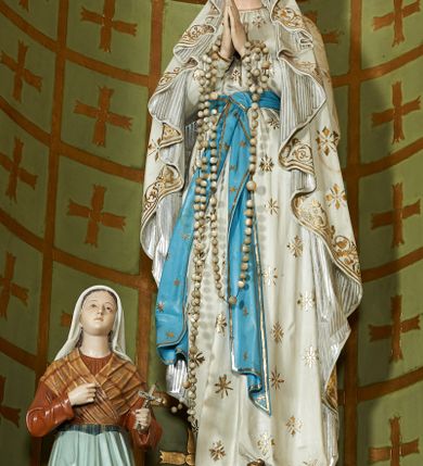 Zdjęcie nr 3: Nastawa ołtarzowa architektoniczna, jednoosiowa, jednokondygnacyjna ze zwieńczeniem, na cokole z czterema prostopadłościennymi postumentami wydzielonymi po bokach, z bramkami. Ołtarz drewniany, prostopadłościenny, z kamienną mensą z portatylem. Antependium drewniane obite miedzianą blachą, w formie leżącego prostokąta, ujętego profilowaną ramą, podzielone na dziesięć pól pasami z ornamentem geometrycznym, oraz aplikami w formie rautów na ich skrzyżowaniu. W środkowym polu monogram Marii oraz dwie apliki z orłem i pogonią u spodu. 
Retabulum flankowane ustawionymi schodkowo i zwróconymi na zewnątrz dwiema parami korynckich kolumn, umieszczonych na tle pilastrów oraz zewnętrzną parą pilastrów dekorowanych kwiatowymi zwisami. Podpory stoją na cokołach, podtrzymują wyłamane belkowanie, przerwane nad polem środkowym, oraz fragmenty przerwanego, falistego przyczółka z siedzącymi na obłokach puttami. W polu środkowym wnęka w formie stojącego prostokąta zamkniętego łukiem półkolistym nadwieszonym z uskokiem w profilowanej ramie, z obrazem św. Marcina. Pole środkowe zamknięte gzymsem przyjmującym kształt łuku odcinkowego nadwieszonego z rokokowym kartuszem z napisem &quot;AVE / MARIA / GRATIA PLENA / LUC. 1.28&quot; oraz z podwieszonymi dwiema różanymi gałązkami. Obraz flankowany dwoma zwisami na wstędze utworzonymi z kwiatów. Kondygnacja ujęta ażurowymi uszami utworzonymi z rocaille&#039;u, kratki i kwiatów. Zwieńczenie w formie zbliżonej po stojącego prostokąta o wklęsłych bokach ujętych spływami wolutowymi z rocaille&#039;m, zamkniętego gzymsem przyjmującym kształt łuku półkolistego nadwieszonego z uskokiem, wyłamanego przy krawędziach, zwieńczonego anthemionem. W polu obraz św. Józefa z Dzieciątkiem w formie zbliżonej do trapezu o wklęsłych bokach i wypukłych podstawach, w ramie. Ujęty z trzech stron wicią roślinną. Bramki na wysokości cokołu nastawy, w formie półkolistych, profilowanych arkad podtrzymywanych na pilastrach o kanelowanych trzonach. Arkady zwieńczone cokołami, na których ustawione są figury św. Wojciecha i św. Stanisława. Struktura polichromowana w kolorze seledynowym, ze złoconymi kolumnami, profilami i ornamentyką.


