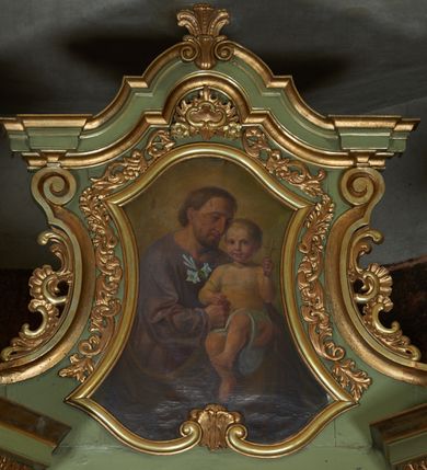 Zdjęcie nr 24: Nastawa ołtarzowa architektoniczna, jednoosiowa, jednokondygnacyjna ze zwieńczeniem, na cokole z czterema prostopadłościennymi postumentami wydzielonymi po bokach, z bramkami. Ołtarz drewniany, prostopadłościenny, z kamienną mensą z portatylem. Antependium drewniane obite miedzianą blachą, w formie leżącego prostokąta, ujętego profilowaną ramą, podzielone na dziesięć pól pasami z ornamentem geometrycznym, oraz aplikami w formie rautów na ich skrzyżowaniu. W środkowym polu monogram Marii oraz dwie apliki z orłem i pogonią u spodu. 
Retabulum flankowane ustawionymi schodkowo i zwróconymi na zewnątrz dwiema parami korynckich kolumn, umieszczonych na tle pilastrów oraz zewnętrzną parą pilastrów dekorowanych kwiatowymi zwisami. Podpory stoją na cokołach, podtrzymują wyłamane belkowanie, przerwane nad polem środkowym, oraz fragmenty przerwanego, falistego przyczółka z siedzącymi na obłokach puttami. W polu środkowym wnęka w formie stojącego prostokąta zamkniętego łukiem półkolistym nadwieszonym z uskokiem w profilowanej ramie, z obrazem św. Marcina. Pole środkowe zamknięte gzymsem przyjmującym kształt łuku odcinkowego nadwieszonego z rokokowym kartuszem z napisem "AVE / MARIA / GRATIA PLENA / LUC. 1.28" oraz z podwieszonymi dwiema różanymi gałązkami. Obraz flankowany dwoma zwisami na wstędze utworzonymi z kwiatów. Kondygnacja ujęta ażurowymi uszami utworzonymi z rocaille'u, kratki i kwiatów. Zwieńczenie w formie zbliżonej po stojącego prostokąta o wklęsłych bokach ujętych spływami wolutowymi z rocaille'm, zamkniętego gzymsem przyjmującym kształt łuku półkolistego nadwieszonego z uskokiem, wyłamanego przy krawędziach, zwieńczonego anthemionem. W polu obraz św. Józefa z Dzieciątkiem w formie zbliżonej do trapezu o wklęsłych bokach i wypukłych podstawach, w ramie. Ujęty z trzech stron wicią roślinną. Bramki na wysokości cokołu nastawy, w formie półkolistych, profilowanych arkad podtrzymywanych na pilastrach o kanelowanych trzonach. Arkady zwieńczone cokołami, na których ustawione są figury św. Wojciecha i św. Stanisława. Struktura polichromowana w kolorze seledynowym, ze złoconymi kolumnami, profilami i ornamentyką.


