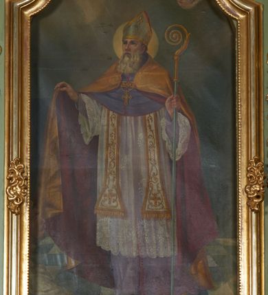 Zdjęcie nr 40: Nastawa ołtarzowa architektoniczna, jednoosiowa, jednokondygnacyjna ze zwieńczeniem, na cokole z czterema prostopadłościennymi postumentami wydzielonymi po bokach, z bramkami. Ołtarz drewniany, prostopadłościenny, z kamienną mensą z portatylem. Antependium drewniane obite miedzianą blachą, w formie leżącego prostokąta, ujętego profilowaną ramą, podzielone na dziesięć pól pasami z ornamentem geometrycznym, oraz aplikami w formie rautów na ich skrzyżowaniu. W środkowym polu monogram Marii oraz dwie apliki z orłem i pogonią u spodu. 
Retabulum flankowane ustawionymi schodkowo i zwróconymi na zewnątrz dwiema parami korynckich kolumn, umieszczonych na tle pilastrów oraz zewnętrzną parą pilastrów dekorowanych kwiatowymi zwisami. Podpory stoją na cokołach, podtrzymują wyłamane belkowanie, przerwane nad polem środkowym, oraz fragmenty przerwanego, falistego przyczółka z siedzącymi na obłokach puttami. W polu środkowym wnęka w formie stojącego prostokąta zamkniętego łukiem półkolistym nadwieszonym z uskokiem w profilowanej ramie, z obrazem św. Marcina. Pole środkowe zamknięte gzymsem przyjmującym kształt łuku odcinkowego nadwieszonego z rokokowym kartuszem z napisem &quot;AVE / MARIA / GRATIA PLENA / LUC. 1.28&quot; oraz z podwieszonymi dwiema różanymi gałązkami. Obraz flankowany dwoma zwisami na wstędze utworzonymi z kwiatów. Kondygnacja ujęta ażurowymi uszami utworzonymi z rocaille&#039;u, kratki i kwiatów. Zwieńczenie w formie zbliżonej po stojącego prostokąta o wklęsłych bokach ujętych spływami wolutowymi z rocaille&#039;m, zamkniętego gzymsem przyjmującym kształt łuku półkolistego nadwieszonego z uskokiem, wyłamanego przy krawędziach, zwieńczonego anthemionem. W polu obraz św. Józefa z Dzieciątkiem w formie zbliżonej do trapezu o wklęsłych bokach i wypukłych podstawach, w ramie. Ujęty z trzech stron wicią roślinną. Bramki na wysokości cokołu nastawy, w formie półkolistych, profilowanych arkad podtrzymywanych na pilastrach o kanelowanych trzonach. Arkady zwieńczone cokołami, na których ustawione są figury św. Wojciecha i św. Stanisława. Struktura polichromowana w kolorze seledynowym, ze złoconymi kolumnami, profilami i ornamentyką.


