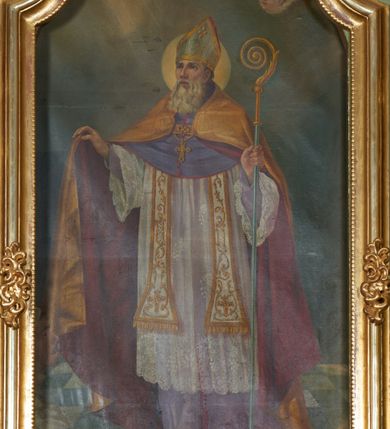 Zdjęcie nr 41: Nastawa ołtarzowa architektoniczna, jednoosiowa, jednokondygnacyjna ze zwieńczeniem, na cokole z czterema prostopadłościennymi postumentami wydzielonymi po bokach, z bramkami. Ołtarz drewniany, prostopadłościenny, z kamienną mensą z portatylem. Antependium drewniane obite miedzianą blachą, w formie leżącego prostokąta, ujętego profilowaną ramą, podzielone na dziesięć pól pasami z ornamentem geometrycznym, oraz aplikami w formie rautów na ich skrzyżowaniu. W środkowym polu monogram Marii oraz dwie apliki z orłem i pogonią u spodu. 
Retabulum flankowane ustawionymi schodkowo i zwróconymi na zewnątrz dwiema parami korynckich kolumn, umieszczonych na tle pilastrów oraz zewnętrzną parą pilastrów dekorowanych kwiatowymi zwisami. Podpory stoją na cokołach, podtrzymują wyłamane belkowanie, przerwane nad polem środkowym, oraz fragmenty przerwanego, falistego przyczółka z siedzącymi na obłokach puttami. W polu środkowym wnęka w formie stojącego prostokąta zamkniętego łukiem półkolistym nadwieszonym z uskokiem w profilowanej ramie, z obrazem św. Marcina. Pole środkowe zamknięte gzymsem przyjmującym kształt łuku odcinkowego nadwieszonego z rokokowym kartuszem z napisem &quot;AVE / MARIA / GRATIA PLENA / LUC. 1.28&quot; oraz z podwieszonymi dwiema różanymi gałązkami. Obraz flankowany dwoma zwisami na wstędze utworzonymi z kwiatów. Kondygnacja ujęta ażurowymi uszami utworzonymi z rocaille&#039;u, kratki i kwiatów. Zwieńczenie w formie zbliżonej po stojącego prostokąta o wklęsłych bokach ujętych spływami wolutowymi z rocaille&#039;m, zamkniętego gzymsem przyjmującym kształt łuku półkolistego nadwieszonego z uskokiem, wyłamanego przy krawędziach, zwieńczonego anthemionem. W polu obraz św. Józefa z Dzieciątkiem w formie zbliżonej do trapezu o wklęsłych bokach i wypukłych podstawach, w ramie. Ujęty z trzech stron wicią roślinną. Bramki na wysokości cokołu nastawy, w formie półkolistych, profilowanych arkad podtrzymywanych na pilastrach o kanelowanych trzonach. Arkady zwieńczone cokołami, na których ustawione są figury św. Wojciecha i św. Stanisława. Struktura polichromowana w kolorze seledynowym, ze złoconymi kolumnami, profilami i ornamentyką.


