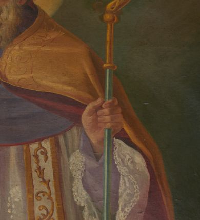 Zdjęcie nr 47: Nastawa ołtarzowa architektoniczna, jednoosiowa, jednokondygnacyjna ze zwieńczeniem, na cokole z czterema prostopadłościennymi postumentami wydzielonymi po bokach, z bramkami. Ołtarz drewniany, prostopadłościenny, z kamienną mensą z portatylem. Antependium drewniane obite miedzianą blachą, w formie leżącego prostokąta, ujętego profilowaną ramą, podzielone na dziesięć pól pasami z ornamentem geometrycznym, oraz aplikami w formie rautów na ich skrzyżowaniu. W środkowym polu monogram Marii oraz dwie apliki z orłem i pogonią u spodu. 
Retabulum flankowane ustawionymi schodkowo i zwróconymi na zewnątrz dwiema parami korynckich kolumn, umieszczonych na tle pilastrów oraz zewnętrzną parą pilastrów dekorowanych kwiatowymi zwisami. Podpory stoją na cokołach, podtrzymują wyłamane belkowanie, przerwane nad polem środkowym, oraz fragmenty przerwanego, falistego przyczółka z siedzącymi na obłokach puttami. W polu środkowym wnęka w formie stojącego prostokąta zamkniętego łukiem półkolistym nadwieszonym z uskokiem w profilowanej ramie, z obrazem św. Marcina. Pole środkowe zamknięte gzymsem przyjmującym kształt łuku odcinkowego nadwieszonego z rokokowym kartuszem z napisem "AVE / MARIA / GRATIA PLENA / LUC. 1.28" oraz z podwieszonymi dwiema różanymi gałązkami. Obraz flankowany dwoma zwisami na wstędze utworzonymi z kwiatów. Kondygnacja ujęta ażurowymi uszami utworzonymi z rocaille'u, kratki i kwiatów. Zwieńczenie w formie zbliżonej po stojącego prostokąta o wklęsłych bokach ujętych spływami wolutowymi z rocaille'm, zamkniętego gzymsem przyjmującym kształt łuku półkolistego nadwieszonego z uskokiem, wyłamanego przy krawędziach, zwieńczonego anthemionem. W polu obraz św. Józefa z Dzieciątkiem w formie zbliżonej do trapezu o wklęsłych bokach i wypukłych podstawach, w ramie. Ujęty z trzech stron wicią roślinną. Bramki na wysokości cokołu nastawy, w formie półkolistych, profilowanych arkad podtrzymywanych na pilastrach o kanelowanych trzonach. Arkady zwieńczone cokołami, na których ustawione są figury św. Wojciecha i św. Stanisława. Struktura polichromowana w kolorze seledynowym, ze złoconymi kolumnami, profilami i ornamentyką.


