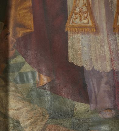 Zdjęcie nr 48: Nastawa ołtarzowa architektoniczna, jednoosiowa, jednokondygnacyjna ze zwieńczeniem, na cokole z czterema prostopadłościennymi postumentami wydzielonymi po bokach, z bramkami. Ołtarz drewniany, prostopadłościenny, z kamienną mensą z portatylem. Antependium drewniane obite miedzianą blachą, w formie leżącego prostokąta, ujętego profilowaną ramą, podzielone na dziesięć pól pasami z ornamentem geometrycznym, oraz aplikami w formie rautów na ich skrzyżowaniu. W środkowym polu monogram Marii oraz dwie apliki z orłem i pogonią u spodu. 
Retabulum flankowane ustawionymi schodkowo i zwróconymi na zewnątrz dwiema parami korynckich kolumn, umieszczonych na tle pilastrów oraz zewnętrzną parą pilastrów dekorowanych kwiatowymi zwisami. Podpory stoją na cokołach, podtrzymują wyłamane belkowanie, przerwane nad polem środkowym, oraz fragmenty przerwanego, falistego przyczółka z siedzącymi na obłokach puttami. W polu środkowym wnęka w formie stojącego prostokąta zamkniętego łukiem półkolistym nadwieszonym z uskokiem w profilowanej ramie, z obrazem św. Marcina. Pole środkowe zamknięte gzymsem przyjmującym kształt łuku odcinkowego nadwieszonego z rokokowym kartuszem z napisem "AVE / MARIA / GRATIA PLENA / LUC. 1.28" oraz z podwieszonymi dwiema różanymi gałązkami. Obraz flankowany dwoma zwisami na wstędze utworzonymi z kwiatów. Kondygnacja ujęta ażurowymi uszami utworzonymi z rocaille'u, kratki i kwiatów. Zwieńczenie w formie zbliżonej po stojącego prostokąta o wklęsłych bokach ujętych spływami wolutowymi z rocaille'm, zamkniętego gzymsem przyjmującym kształt łuku półkolistego nadwieszonego z uskokiem, wyłamanego przy krawędziach, zwieńczonego anthemionem. W polu obraz św. Józefa z Dzieciątkiem w formie zbliżonej do trapezu o wklęsłych bokach i wypukłych podstawach, w ramie. Ujęty z trzech stron wicią roślinną. Bramki na wysokości cokołu nastawy, w formie półkolistych, profilowanych arkad podtrzymywanych na pilastrach o kanelowanych trzonach. Arkady zwieńczone cokołami, na których ustawione są figury św. Wojciecha i św. Stanisława. Struktura polichromowana w kolorze seledynowym, ze złoconymi kolumnami, profilami i ornamentyką.


