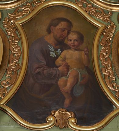 Zdjęcie nr 49: Nastawa ołtarzowa architektoniczna, jednoosiowa, jednokondygnacyjna ze zwieńczeniem, na cokole z czterema prostopadłościennymi postumentami wydzielonymi po bokach, z bramkami. Ołtarz drewniany, prostopadłościenny, z kamienną mensą z portatylem. Antependium drewniane obite miedzianą blachą, w formie leżącego prostokąta, ujętego profilowaną ramą, podzielone na dziesięć pól pasami z ornamentem geometrycznym, oraz aplikami w formie rautów na ich skrzyżowaniu. W środkowym polu monogram Marii oraz dwie apliki z orłem i pogonią u spodu. 
Retabulum flankowane ustawionymi schodkowo i zwróconymi na zewnątrz dwiema parami korynckich kolumn, umieszczonych na tle pilastrów oraz zewnętrzną parą pilastrów dekorowanych kwiatowymi zwisami. Podpory stoją na cokołach, podtrzymują wyłamane belkowanie, przerwane nad polem środkowym, oraz fragmenty przerwanego, falistego przyczółka z siedzącymi na obłokach puttami. W polu środkowym wnęka w formie stojącego prostokąta zamkniętego łukiem półkolistym nadwieszonym z uskokiem w profilowanej ramie, z obrazem św. Marcina. Pole środkowe zamknięte gzymsem przyjmującym kształt łuku odcinkowego nadwieszonego z rokokowym kartuszem z napisem "AVE / MARIA / GRATIA PLENA / LUC. 1.28" oraz z podwieszonymi dwiema różanymi gałązkami. Obraz flankowany dwoma zwisami na wstędze utworzonymi z kwiatów. Kondygnacja ujęta ażurowymi uszami utworzonymi z rocaille'u, kratki i kwiatów. Zwieńczenie w formie zbliżonej po stojącego prostokąta o wklęsłych bokach ujętych spływami wolutowymi z rocaille'm, zamkniętego gzymsem przyjmującym kształt łuku półkolistego nadwieszonego z uskokiem, wyłamanego przy krawędziach, zwieńczonego anthemionem. W polu obraz św. Józefa z Dzieciątkiem w formie zbliżonej do trapezu o wklęsłych bokach i wypukłych podstawach, w ramie. Ujęty z trzech stron wicią roślinną. Bramki na wysokości cokołu nastawy, w formie półkolistych, profilowanych arkad podtrzymywanych na pilastrach o kanelowanych trzonach. Arkady zwieńczone cokołami, na których ustawione są figury św. Wojciecha i św. Stanisława. Struktura polichromowana w kolorze seledynowym, ze złoconymi kolumnami, profilami i ornamentyką.


