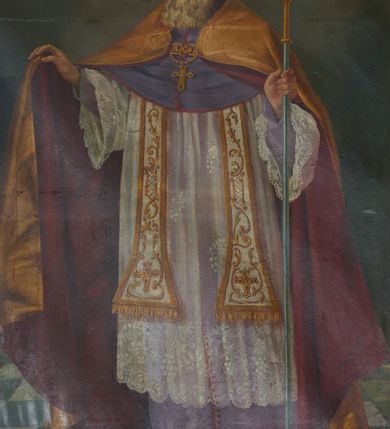 Zdjęcie nr 42: Nastawa ołtarzowa architektoniczna, jednoosiowa, jednokondygnacyjna ze zwieńczeniem, na cokole z czterema prostopadłościennymi postumentami wydzielonymi po bokach, z bramkami. Ołtarz drewniany, prostopadłościenny, z kamienną mensą z portatylem. Antependium drewniane obite miedzianą blachą, w formie leżącego prostokąta, ujętego profilowaną ramą, podzielone na dziesięć pól pasami z ornamentem geometrycznym, oraz aplikami w formie rautów na ich skrzyżowaniu. W środkowym polu monogram Marii oraz dwie apliki z orłem i pogonią u spodu. 
Retabulum flankowane ustawionymi schodkowo i zwróconymi na zewnątrz dwiema parami korynckich kolumn, umieszczonych na tle pilastrów oraz zewnętrzną parą pilastrów dekorowanych kwiatowymi zwisami. Podpory stoją na cokołach, podtrzymują wyłamane belkowanie, przerwane nad polem środkowym, oraz fragmenty przerwanego, falistego przyczółka z siedzącymi na obłokach puttami. W polu środkowym wnęka w formie stojącego prostokąta zamkniętego łukiem półkolistym nadwieszonym z uskokiem w profilowanej ramie, z obrazem św. Marcina. Pole środkowe zamknięte gzymsem przyjmującym kształt łuku odcinkowego nadwieszonego z rokokowym kartuszem z napisem &quot;AVE / MARIA / GRATIA PLENA / LUC. 1.28&quot; oraz z podwieszonymi dwiema różanymi gałązkami. Obraz flankowany dwoma zwisami na wstędze utworzonymi z kwiatów. Kondygnacja ujęta ażurowymi uszami utworzonymi z rocaille&#039;u, kratki i kwiatów. Zwieńczenie w formie zbliżonej po stojącego prostokąta o wklęsłych bokach ujętych spływami wolutowymi z rocaille&#039;m, zamkniętego gzymsem przyjmującym kształt łuku półkolistego nadwieszonego z uskokiem, wyłamanego przy krawędziach, zwieńczonego anthemionem. W polu obraz św. Józefa z Dzieciątkiem w formie zbliżonej do trapezu o wklęsłych bokach i wypukłych podstawach, w ramie. Ujęty z trzech stron wicią roślinną. Bramki na wysokości cokołu nastawy, w formie półkolistych, profilowanych arkad podtrzymywanych na pilastrach o kanelowanych trzonach. Arkady zwieńczone cokołami, na których ustawione są figury św. Wojciecha i św. Stanisława. Struktura polichromowana w kolorze seledynowym, ze złoconymi kolumnami, profilami i ornamentyką.


