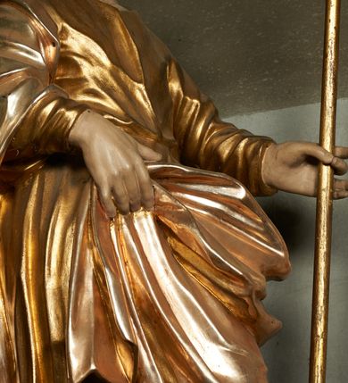 Zdjęcie nr 6: Nastawa ołtarzowa architektoniczna, jednoosiowa, jednokondygnacyjna ze zwieńczeniem, ustawiona na cokole z dwoma prostopadłościennymi postumentami wydzielonymi po bokach, z bramkami w partii cokołu. Ołtarz drewniany, prostopadłościenny, zwężający się ku dołowi, dekorowany z przodu rzeźbionym wieńcem z monogramem Marii, mensa drewniana. Na mensie ustawione tabernakulum w formie drewnianej skrzynki o ściętych przednich narożach, flankowanej parą kolumienek. Drzwiczki w formie stojącego prostokąta dekorowane płyciną. Nastawa ołtarzowa ujęta parą kolumn o stylizowanych kapitelach kompozytowych dźwigających pełne belkowanie, przerwane nad polem środkowym, oraz fragmenty przerwanego, półkolistego przyczółka, na którym klęczą na obłokach dwa putta. Fryz dekorowany ornamentem roślinnym zbliżonym do akantu. W polu głównym wnęka w formie stojącego prostokąta w profilowanej ramie, z obrazem Koronacji Marii. Nad nim medalion utworzony z akantu z monogramem Marii, zwieńczony koroną zamkniętą. Zwieńczenie w formie trapezu, którego brzegi dekorowane są stylizowanym rocaille'm tworzącym uszaki. W polu obraz św. Józefa w formie trapezu o ściętych dolnych narożach, zamkniętego łukiem półkolistym nadwieszonym, w profilowanej ramie, z łukiem częściowo przesłoniętym obłokami z dwoma uskrzydlonymi główkami anielskimi. Nastawa zakończona medalionem z obłoków z Okiem Opatrzności w glorii promienistej. Nastawę flankują bramki w partii cokołu z przejściami w formie stojącego prostokąta zamkniętego łukiem odcinkowym nadwieszonym, zakończone profilowanym gzymsem oraz cokołami dekorowanymi roślinnymi konsolami, na których stoją figury św. Anny i św. Joachima. Struktura polichromowana w kolorze seledynowym, ze złoconymi kolumnami, profilami i  ornamentyką. 
