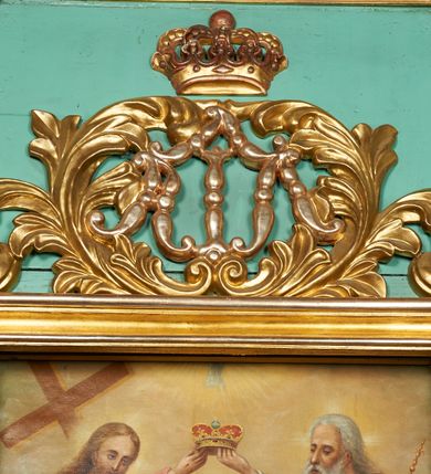 Zdjęcie nr 20: Nastawa ołtarzowa architektoniczna, jednoosiowa, jednokondygnacyjna ze zwieńczeniem, ustawiona na cokole z dwoma prostopadłościennymi postumentami wydzielonymi po bokach, z bramkami w partii cokołu. Ołtarz drewniany, prostopadłościenny, zwężający się ku dołowi, dekorowany z przodu rzeźbionym wieńcem z monogramem Marii, mensa drewniana. Na mensie ustawione tabernakulum w formie drewnianej skrzynki o ściętych przednich narożach, flankowanej parą kolumienek. Drzwiczki w formie stojącego prostokąta dekorowane płyciną. Nastawa ołtarzowa ujęta parą kolumn o stylizowanych kapitelach kompozytowych dźwigających pełne belkowanie, przerwane nad polem środkowym, oraz fragmenty przerwanego, półkolistego przyczółka, na którym klęczą na obłokach dwa putta. Fryz dekorowany ornamentem roślinnym zbliżonym do akantu. W polu głównym wnęka w formie stojącego prostokąta w profilowanej ramie, z obrazem Koronacji Marii. Nad nim medalion utworzony z akantu z monogramem Marii, zwieńczony koroną zamkniętą. Zwieńczenie w formie trapezu, którego brzegi dekorowane są stylizowanym rocaille&#039;m tworzącym uszaki. W polu obraz św. Józefa w formie trapezu o ściętych dolnych narożach, zamkniętego łukiem półkolistym nadwieszonym, w profilowanej ramie, z łukiem częściowo przesłoniętym obłokami z dwoma uskrzydlonymi główkami anielskimi. Nastawa zakończona medalionem z obłoków z Okiem Opatrzności w glorii promienistej. Nastawę flankują bramki w partii cokołu z przejściami w formie stojącego prostokąta zamkniętego łukiem odcinkowym nadwieszonym, zakończone profilowanym gzymsem oraz cokołami dekorowanymi roślinnymi konsolami, na których stoją figury św. Anny i św. Joachima. Struktura polichromowana w kolorze seledynowym, ze złoconymi kolumnami, profilami i  ornamentyką. 
