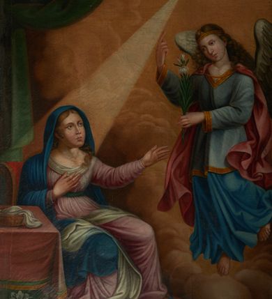 Zdjęcie nr 16: Nastawa ołtarzowa architektoniczna, jednoosiowa, jednokondygnacyjna ze zwieńczeniem, ustawiona na cokole z dwoma prostopadłościennymi postumentami wydzielonymi po bokach, z bramkami w partii cokołu. Ołtarz drewniany, prostopadłościenny, zwężający się ku dołowi, dekorowany z przodu rzeźbionym wieńcem z monogramem Marii, mensa drewniana. Na mensie ustawione tabernakulum w formie drewnianej skrzynki o ściętych przednich narożach, flankowanej parą kolumienek. Drzwiczki w formie stojącego prostokąta dekorowane płyciną. Nastawa ołtarzowa ujęta parą kolumn o stylizowanych kapitelach kompozytowych dźwigających pełne belkowanie, przerwane nad polem środkowym, oraz fragmenty przerwanego, półkolistego przyczółka, na którym klęczą na obłokach dwa putta. Fryz dekorowany ornamentem roślinnym zbliżonym do akantu. W polu głównym wnęka w formie stojącego prostokąta w profilowanej ramie, z obrazem Koronacji Marii. Nad nim medalion utworzony z akantu z monogramem Marii, zwieńczony koroną zamkniętą. Zwieńczenie w formie trapezu, którego brzegi dekorowane są stylizowanym rocaille'm tworzącym uszaki. W polu obraz św. Józefa w formie trapezu o ściętych dolnych narożach, zamkniętego łukiem półkolistym nadwieszonym, w profilowanej ramie, z łukiem częściowo przesłoniętym obłokami z dwoma uskrzydlonymi główkami anielskimi. Nastawa zakończona medalionem z obłoków z Okiem Opatrzności w glorii promienistej. Nastawę flankują bramki w partii cokołu z przejściami w formie stojącego prostokąta zamkniętego łukiem odcinkowym nadwieszonym, zakończone profilowanym gzymsem oraz cokołami dekorowanymi roślinnymi konsolami, na których stoją figury św. Anny i św. Joachima. Struktura polichromowana w kolorze seledynowym, ze złoconymi kolumnami, profilami i  ornamentyką. 
