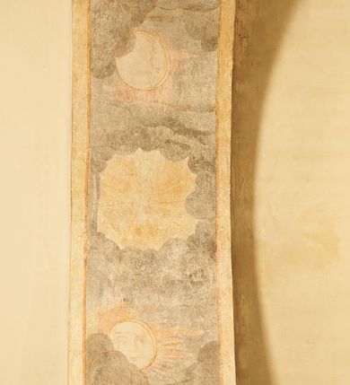 Zdjęcie nr 9: Na ścianie wschodniej prezbiterium namalowany zielono-niebieski paludament z czerwoną podszewką, flankujący ołtarz główny. Na ścianie południowej dwa okna ujęte są malowanymi obramieniami utworzonymi z ornamentu kartuszowo-zawijanego (rollwerk), wzdłuż dolnej krawędzi mają podwieszone girlandy owocowo-roślinne. W szerokich rozglifieniach okien malowany ornament kandelabrowy. W polu pomiędzy oknami fragmenty sceny figuralnej przedstawiającej Chrystusa w typie Salvator Mundi na tle gęstych, szaro-żółtych obłoków. Postać ukazana frontalnie, lewą ręką podtrzymuje kulę, praw unosi w geście błogosławieństwa. Twarz ma kwadratową, o wąskich, migdałowatych oczach, dużym, prostym nosie i wąskich ustach, okoloną krótką brodą oraz włosami sięgającymi ramion. Wokół głowy nimb. Postać ubrana w długą, biało-różową tunikę. Na ścianie północnej kamienny portal do zakrystii ujęty jest obramieniem utworzonym z ornamentu kartuszowo-zawijanego. 
W podniebiu łuku tęczowego polichromia z przedstawieniem gołębicy Ducha Świętego w glorii promienistej w szczycie podłucza, flankowanej przez słońce i księżyc pośród szarych, gęstych obłoków. Poniżej dwa anioły z arma Christi, pośród szarych chmur, zwrócone w trzech czwartych w stronę prezbiterium. Postacie o owalnych twarzach, z okrągłymi oczami skierowanymi w dół, dużymi nosami i wąskimi ustami, okolone włosami sięgającymi ramion. Ubrane są w jasnobrązowe tuniki. Anioł na południowej stronie trzyma drabinę, sznur, bicz i koronę cierniową. Anioł na północnej stronie łuku – włócznię, włócznię z nabitą gąbką oraz liść palmy. Na północnej stronie łuku, poniżej ambony fragment malowanej czerwonej tkaniny. Krawędź łuku tęczowego od strony nawy obwiedziona obramieniem utworzonym w ornamentu kartuszowo-zawijanego. 
Pięć zacheuszków na ścianach północnej i południowej w formie okrągłych medalionów z krzyżami równoramiennymi w polach, ujęte dekoracyjnym pasem, w wieńcach laurowych.