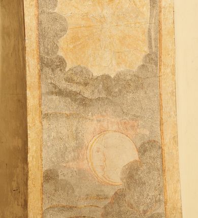 Zdjęcie nr 6: Na ścianie wschodniej prezbiterium namalowany zielono-niebieski paludament z czerwoną podszewką, flankujący ołtarz główny. Na ścianie południowej dwa okna ujęte są malowanymi obramieniami utworzonymi z ornamentu kartuszowo-zawijanego (rollwerk), wzdłuż dolnej krawędzi mają podwieszone girlandy owocowo-roślinne. W szerokich rozglifieniach okien malowany ornament kandelabrowy. W polu pomiędzy oknami fragmenty sceny figuralnej przedstawiającej Chrystusa w typie Salvator Mundi na tle gęstych, szaro-żółtych obłoków. Postać ukazana frontalnie, lewą ręką podtrzymuje kulę, praw unosi w geście błogosławieństwa. Twarz ma kwadratową, o wąskich, migdałowatych oczach, dużym, prostym nosie i wąskich ustach, okoloną krótką brodą oraz włosami sięgającymi ramion. Wokół głowy nimb. Postać ubrana w długą, biało-różową tunikę. Na ścianie północnej kamienny portal do zakrystii ujęty jest obramieniem utworzonym z ornamentu kartuszowo-zawijanego. 
W podniebiu łuku tęczowego polichromia z przedstawieniem gołębicy Ducha Świętego w glorii promienistej w szczycie podłucza, flankowanej przez słońce i księżyc pośród szarych, gęstych obłoków. Poniżej dwa anioły z arma Christi, pośród szarych chmur, zwrócone w trzech czwartych w stronę prezbiterium. Postacie o owalnych twarzach, z okrągłymi oczami skierowanymi w dół, dużymi nosami i wąskimi ustami, okolone włosami sięgającymi ramion. Ubrane są w jasnobrązowe tuniki. Anioł na południowej stronie trzyma drabinę, sznur, bicz i koronę cierniową. Anioł na północnej stronie łuku – włócznię, włócznię z nabitą gąbką oraz liść palmy. Na północnej stronie łuku, poniżej ambony fragment malowanej czerwonej tkaniny. Krawędź łuku tęczowego od strony nawy obwiedziona obramieniem utworzonym w ornamentu kartuszowo-zawijanego. 
Pięć zacheuszków na ścianach północnej i południowej w formie okrągłych medalionów z krzyżami równoramiennymi w polach, ujęte dekoracyjnym pasem, w wieńcach laurowych.