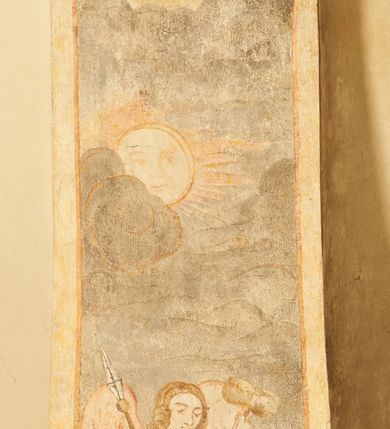 Zdjęcie nr 2: Na ścianie wschodniej prezbiterium namalowany zielono-niebieski paludament z czerwoną podszewką, flankujący ołtarz główny. Na ścianie południowej dwa okna ujęte są malowanymi obramieniami utworzonymi z ornamentu kartuszowo-zawijanego (rollwerk), wzdłuż dolnej krawędzi mają podwieszone girlandy owocowo-roślinne. W szerokich rozglifieniach okien malowany ornament kandelabrowy. W polu pomiędzy oknami fragmenty sceny figuralnej przedstawiającej Chrystusa w typie Salvator Mundi na tle gęstych, szaro-żółtych obłoków. Postać ukazana frontalnie, lewą ręką podtrzymuje kulę, praw unosi w geście błogosławieństwa. Twarz ma kwadratową, o wąskich, migdałowatych oczach, dużym, prostym nosie i wąskich ustach, okoloną krótką brodą oraz włosami sięgającymi ramion. Wokół głowy nimb. Postać ubrana w długą, biało-różową tunikę. Na ścianie północnej kamienny portal do zakrystii ujęty jest obramieniem utworzonym z ornamentu kartuszowo-zawijanego. 
W podniebiu łuku tęczowego polichromia z przedstawieniem gołębicy Ducha Świętego w glorii promienistej w szczycie podłucza, flankowanej przez słońce i księżyc pośród szarych, gęstych obłoków. Poniżej dwa anioły z arma Christi, pośród szarych chmur, zwrócone w trzech czwartych w stronę prezbiterium. Postacie o owalnych twarzach, z okrągłymi oczami skierowanymi w dół, dużymi nosami i wąskimi ustami, okolone włosami sięgającymi ramion. Ubrane są w jasnobrązowe tuniki. Anioł na południowej stronie trzyma drabinę, sznur, bicz i koronę cierniową. Anioł na północnej stronie łuku – włócznię, włócznię z nabitą gąbką oraz liść palmy. Na północnej stronie łuku, poniżej ambony fragment malowanej czerwonej tkaniny. Krawędź łuku tęczowego od strony nawy obwiedziona obramieniem utworzonym w ornamentu kartuszowo-zawijanego. 
Pięć zacheuszków na ścianach północnej i południowej w formie okrągłych medalionów z krzyżami równoramiennymi w polach, ujęte dekoracyjnym pasem, w wieńcach laurowych.