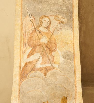 Zdjęcie nr 1: Na ścianie wschodniej prezbiterium namalowany zielono-niebieski paludament z czerwoną podszewką, flankujący ołtarz główny. Na ścianie południowej dwa okna ujęte są malowanymi obramieniami utworzonymi z ornamentu kartuszowo-zawijanego (rollwerk), wzdłuż dolnej krawędzi mają podwieszone girlandy owocowo-roślinne. W szerokich rozglifieniach okien malowany ornament kandelabrowy. W polu pomiędzy oknami fragmenty sceny figuralnej przedstawiającej Chrystusa w typie Salvator Mundi na tle gęstych, szaro-żółtych obłoków. Postać ukazana frontalnie, lewą ręką podtrzymuje kulę, praw unosi w geście błogosławieństwa. Twarz ma kwadratową, o wąskich, migdałowatych oczach, dużym, prostym nosie i wąskich ustach, okoloną krótką brodą oraz włosami sięgającymi ramion. Wokół głowy nimb. Postać ubrana w długą, biało-różową tunikę. Na ścianie północnej kamienny portal do zakrystii ujęty jest obramieniem utworzonym z ornamentu kartuszowo-zawijanego. 
W podniebiu łuku tęczowego polichromia z przedstawieniem gołębicy Ducha Świętego w glorii promienistej w szczycie podłucza, flankowanej przez słońce i księżyc pośród szarych, gęstych obłoków. Poniżej dwa anioły z arma Christi, pośród szarych chmur, zwrócone w trzech czwartych w stronę prezbiterium. Postacie o owalnych twarzach, z okrągłymi oczami skierowanymi w dół, dużymi nosami i wąskimi ustami, okolone włosami sięgającymi ramion. Ubrane są w jasnobrązowe tuniki. Anioł na południowej stronie trzyma drabinę, sznur, bicz i koronę cierniową. Anioł na północnej stronie łuku – włócznię, włócznię z nabitą gąbką oraz liść palmy. Na północnej stronie łuku, poniżej ambony fragment malowanej czerwonej tkaniny. Krawędź łuku tęczowego od strony nawy obwiedziona obramieniem utworzonym w ornamentu kartuszowo-zawijanego. 
Pięć zacheuszków na ścianach północnej i południowej w formie okrągłych medalionów z krzyżami równoramiennymi w polach, ujęte dekoracyjnym pasem, w wieńcach laurowych.