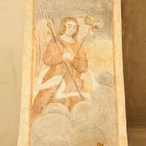 Zdjęcie nr 1: Na ścianie wschodniej prezbiterium namalowany zielono-niebieski paludament z czerwoną podszewką, flankujący ołtarz główny. Na ścianie południowej dwa okna ujęte są malowanymi obramieniami utworzonymi z ornamentu kartuszowo-zawijanego (rollwerk), wzdłuż dolnej krawędzi mają podwieszone girlandy owocowo-roślinne. W szerokich rozglifieniach okien malowany ornament kandelabrowy. W polu pomiędzy oknami fragmenty sceny figuralnej przedstawiającej Chrystusa w typie Salvator Mundi na tle gęstych, szaro-żółtych obłoków. Postać ukazana frontalnie, lewą ręką podtrzymuje kulę, praw unosi w geście błogosławieństwa. Twarz ma kwadratową, o wąskich, migdałowatych oczach, dużym, prostym nosie i wąskich ustach, okoloną krótką brodą oraz włosami sięgającymi ramion. Wokół głowy nimb. Postać ubrana w długą, biało-różową tunikę. Na ścianie północnej kamienny portal do zakrystii ujęty jest obramieniem utworzonym z ornamentu kartuszowo-zawijanego. 
W podniebiu łuku tęczowego polichromia z przedstawieniem gołębicy Ducha Świętego w glorii promienistej w szczycie podłucza, flankowanej przez słońce i księżyc pośród szarych, gęstych obłoków. Poniżej dwa anioły z arma Christi, pośród szarych chmur, zwrócone w trzech czwartych w stronę prezbiterium. Postacie o owalnych twarzach, z okrągłymi oczami skierowanymi w dół, dużymi nosami i wąskimi ustami, okolone włosami sięgającymi ramion. Ubrane są w jasnobrązowe tuniki. Anioł na południowej stronie trzyma drabinę, sznur, bicz i koronę cierniową. Anioł na północnej stronie łuku – włócznię, włócznię z nabitą gąbką oraz liść palmy. Na północnej stronie łuku, poniżej ambony fragment malowanej czerwonej tkaniny. Krawędź łuku tęczowego od strony nawy obwiedziona obramieniem utworzonym w ornamentu kartuszowo-zawijanego. 
Pięć zacheuszków na ścianach północnej i południowej w formie okrągłych medalionów z krzyżami równoramiennymi w polach, ujęte dekoracyjnym pasem, w wieńcach laurowych.