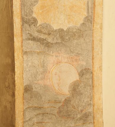 Zdjęcie nr 7: Na ścianie wschodniej prezbiterium namalowany zielono-niebieski paludament z czerwoną podszewką, flankujący ołtarz główny. Na ścianie południowej dwa okna ujęte są malowanymi obramieniami utworzonymi z ornamentu kartuszowo-zawijanego (rollwerk), wzdłuż dolnej krawędzi mają podwieszone girlandy owocowo-roślinne. W szerokich rozglifieniach okien malowany ornament kandelabrowy. W polu pomiędzy oknami fragmenty sceny figuralnej przedstawiającej Chrystusa w typie Salvator Mundi na tle gęstych, szaro-żółtych obłoków. Postać ukazana frontalnie, lewą ręką podtrzymuje kulę, praw unosi w geście błogosławieństwa. Twarz ma kwadratową, o wąskich, migdałowatych oczach, dużym, prostym nosie i wąskich ustach, okoloną krótką brodą oraz włosami sięgającymi ramion. Wokół głowy nimb. Postać ubrana w długą, biało-różową tunikę. Na ścianie północnej kamienny portal do zakrystii ujęty jest obramieniem utworzonym z ornamentu kartuszowo-zawijanego. 
W podniebiu łuku tęczowego polichromia z przedstawieniem gołębicy Ducha Świętego w glorii promienistej w szczycie podłucza, flankowanej przez słońce i księżyc pośród szarych, gęstych obłoków. Poniżej dwa anioły z arma Christi, pośród szarych chmur, zwrócone w trzech czwartych w stronę prezbiterium. Postacie o owalnych twarzach, z okrągłymi oczami skierowanymi w dół, dużymi nosami i wąskimi ustami, okolone włosami sięgającymi ramion. Ubrane są w jasnobrązowe tuniki. Anioł na południowej stronie trzyma drabinę, sznur, bicz i koronę cierniową. Anioł na północnej stronie łuku – włócznię, włócznię z nabitą gąbką oraz liść palmy. Na północnej stronie łuku, poniżej ambony fragment malowanej czerwonej tkaniny. Krawędź łuku tęczowego od strony nawy obwiedziona obramieniem utworzonym w ornamentu kartuszowo-zawijanego. 
Pięć zacheuszków na ścianach północnej i południowej w formie okrągłych medalionów z krzyżami równoramiennymi w polach, ujęte dekoracyjnym pasem, w wieńcach laurowych.