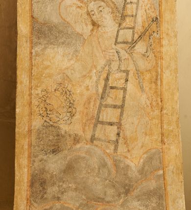 Zdjęcie nr 8: Na ścianie wschodniej prezbiterium namalowany zielono-niebieski paludament z czerwoną podszewką, flankujący ołtarz główny. Na ścianie południowej dwa okna ujęte są malowanymi obramieniami utworzonymi z ornamentu kartuszowo-zawijanego (rollwerk), wzdłuż dolnej krawędzi mają podwieszone girlandy owocowo-roślinne. W szerokich rozglifieniach okien malowany ornament kandelabrowy. W polu pomiędzy oknami fragmenty sceny figuralnej przedstawiającej Chrystusa w typie Salvator Mundi na tle gęstych, szaro-żółtych obłoków. Postać ukazana frontalnie, lewą ręką podtrzymuje kulę, praw unosi w geście błogosławieństwa. Twarz ma kwadratową, o wąskich, migdałowatych oczach, dużym, prostym nosie i wąskich ustach, okoloną krótką brodą oraz włosami sięgającymi ramion. Wokół głowy nimb. Postać ubrana w długą, biało-różową tunikę. Na ścianie północnej kamienny portal do zakrystii ujęty jest obramieniem utworzonym z ornamentu kartuszowo-zawijanego. 
W podniebiu łuku tęczowego polichromia z przedstawieniem gołębicy Ducha Świętego w glorii promienistej w szczycie podłucza, flankowanej przez słońce i księżyc pośród szarych, gęstych obłoków. Poniżej dwa anioły z arma Christi, pośród szarych chmur, zwrócone w trzech czwartych w stronę prezbiterium. Postacie o owalnych twarzach, z okrągłymi oczami skierowanymi w dół, dużymi nosami i wąskimi ustami, okolone włosami sięgającymi ramion. Ubrane są w jasnobrązowe tuniki. Anioł na południowej stronie trzyma drabinę, sznur, bicz i koronę cierniową. Anioł na północnej stronie łuku – włócznię, włócznię z nabitą gąbką oraz liść palmy. Na północnej stronie łuku, poniżej ambony fragment malowanej czerwonej tkaniny. Krawędź łuku tęczowego od strony nawy obwiedziona obramieniem utworzonym w ornamentu kartuszowo-zawijanego. 
Pięć zacheuszków na ścianach północnej i południowej w formie okrągłych medalionów z krzyżami równoramiennymi w polach, ujęte dekoracyjnym pasem, w wieńcach laurowych.