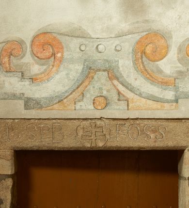 Zdjęcie nr 5: Na ścianie wschodniej prezbiterium namalowany zielono-niebieski paludament z czerwoną podszewką, flankujący ołtarz główny. Na ścianie południowej dwa okna ujęte są malowanymi obramieniami utworzonymi z ornamentu kartuszowo-zawijanego (rollwerk), wzdłuż dolnej krawędzi mają podwieszone girlandy owocowo-roślinne. W szerokich rozglifieniach okien malowany ornament kandelabrowy. W polu pomiędzy oknami fragmenty sceny figuralnej przedstawiającej Chrystusa w typie Salvator Mundi na tle gęstych, szaro-żółtych obłoków. Postać ukazana frontalnie, lewą ręką podtrzymuje kulę, praw unosi w geście błogosławieństwa. Twarz ma kwadratową, o wąskich, migdałowatych oczach, dużym, prostym nosie i wąskich ustach, okoloną krótką brodą oraz włosami sięgającymi ramion. Wokół głowy nimb. Postać ubrana w długą, biało-różową tunikę. Na ścianie północnej kamienny portal do zakrystii ujęty jest obramieniem utworzonym z ornamentu kartuszowo-zawijanego. 
W podniebiu łuku tęczowego polichromia z przedstawieniem gołębicy Ducha Świętego w glorii promienistej w szczycie podłucza, flankowanej przez słońce i księżyc pośród szarych, gęstych obłoków. Poniżej dwa anioły z arma Christi, pośród szarych chmur, zwrócone w trzech czwartych w stronę prezbiterium. Postacie o owalnych twarzach, z okrągłymi oczami skierowanymi w dół, dużymi nosami i wąskimi ustami, okolone włosami sięgającymi ramion. Ubrane są w jasnobrązowe tuniki. Anioł na południowej stronie trzyma drabinę, sznur, bicz i koronę cierniową. Anioł na północnej stronie łuku – włócznię, włócznię z nabitą gąbką oraz liść palmy. Na północnej stronie łuku, poniżej ambony fragment malowanej czerwonej tkaniny. Krawędź łuku tęczowego od strony nawy obwiedziona obramieniem utworzonym w ornamentu kartuszowo-zawijanego. 
Pięć zacheuszków na ścianach północnej i południowej w formie okrągłych medalionów z krzyżami równoramiennymi w polach, ujęte dekoracyjnym pasem, w wieńcach laurowych.