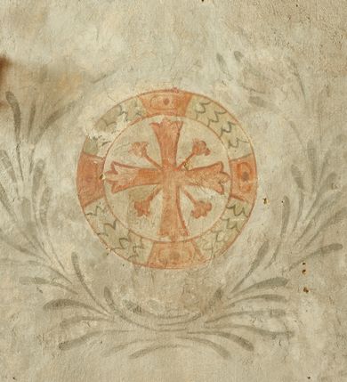 Zdjęcie nr 4: Na ścianie wschodniej prezbiterium namalowany zielono-niebieski paludament z czerwoną podszewką, flankujący ołtarz główny. Na ścianie południowej dwa okna ujęte są malowanymi obramieniami utworzonymi z ornamentu kartuszowo-zawijanego (rollwerk), wzdłuż dolnej krawędzi mają podwieszone girlandy owocowo-roślinne. W szerokich rozglifieniach okien malowany ornament kandelabrowy. W polu pomiędzy oknami fragmenty sceny figuralnej przedstawiającej Chrystusa w typie Salvator Mundi na tle gęstych, szaro-żółtych obłoków. Postać ukazana frontalnie, lewą ręką podtrzymuje kulę, praw unosi w geście błogosławieństwa. Twarz ma kwadratową, o wąskich, migdałowatych oczach, dużym, prostym nosie i wąskich ustach, okoloną krótką brodą oraz włosami sięgającymi ramion. Wokół głowy nimb. Postać ubrana w długą, biało-różową tunikę. Na ścianie północnej kamienny portal do zakrystii ujęty jest obramieniem utworzonym z ornamentu kartuszowo-zawijanego. 
W podniebiu łuku tęczowego polichromia z przedstawieniem gołębicy Ducha Świętego w glorii promienistej w szczycie podłucza, flankowanej przez słońce i księżyc pośród szarych, gęstych obłoków. Poniżej dwa anioły z arma Christi, pośród szarych chmur, zwrócone w trzech czwartych w stronę prezbiterium. Postacie o owalnych twarzach, z okrągłymi oczami skierowanymi w dół, dużymi nosami i wąskimi ustami, okolone włosami sięgającymi ramion. Ubrane są w jasnobrązowe tuniki. Anioł na południowej stronie trzyma drabinę, sznur, bicz i koronę cierniową. Anioł na północnej stronie łuku – włócznię, włócznię z nabitą gąbką oraz liść palmy. Na północnej stronie łuku, poniżej ambony fragment malowanej czerwonej tkaniny. Krawędź łuku tęczowego od strony nawy obwiedziona obramieniem utworzonym w ornamentu kartuszowo-zawijanego. 
Pięć zacheuszków na ścianach północnej i południowej w formie okrągłych medalionów z krzyżami równoramiennymi w polach, ujęte dekoracyjnym pasem, w wieńcach laurowych.