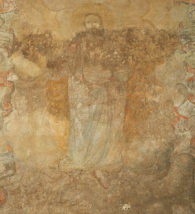 Zdjęcie nr 13: Na ścianie wschodniej prezbiterium namalowany zielono-niebieski paludament z czerwoną podszewką, flankujący ołtarz główny. Na ścianie południowej dwa okna ujęte są malowanymi obramieniami utworzonymi z ornamentu kartuszowo-zawijanego (rollwerk), wzdłuż dolnej krawędzi mają podwieszone girlandy owocowo-roślinne. W szerokich rozglifieniach okien malowany ornament kandelabrowy. W polu pomiędzy oknami fragmenty sceny figuralnej przedstawiającej Chrystusa w typie Salvator Mundi na tle gęstych, szaro-żółtych obłoków. Postać ukazana frontalnie, lewą ręką podtrzymuje kulę, praw unosi w geście błogosławieństwa. Twarz ma kwadratową, o wąskich, migdałowatych oczach, dużym, prostym nosie i wąskich ustach, okoloną krótką brodą oraz włosami sięgającymi ramion. Wokół głowy nimb. Postać ubrana w długą, biało-różową tunikę. Na ścianie północnej kamienny portal do zakrystii ujęty jest obramieniem utworzonym z ornamentu kartuszowo-zawijanego. 
W podniebiu łuku tęczowego polichromia z przedstawieniem gołębicy Ducha Świętego w glorii promienistej w szczycie podłucza, flankowanej przez słońce i księżyc pośród szarych, gęstych obłoków. Poniżej dwa anioły z arma Christi, pośród szarych chmur, zwrócone w trzech czwartych w stronę prezbiterium. Postacie o owalnych twarzach, z okrągłymi oczami skierowanymi w dół, dużymi nosami i wąskimi ustami, okolone włosami sięgającymi ramion. Ubrane są w jasnobrązowe tuniki. Anioł na południowej stronie trzyma drabinę, sznur, bicz i koronę cierniową. Anioł na północnej stronie łuku – włócznię, włócznię z nabitą gąbką oraz liść palmy. Na północnej stronie łuku, poniżej ambony fragment malowanej czerwonej tkaniny. Krawędź łuku tęczowego od strony nawy obwiedziona obramieniem utworzonym w ornamentu kartuszowo-zawijanego. 
Pięć zacheuszków na ścianach północnej i południowej w formie okrągłych medalionów z krzyżami równoramiennymi w polach, ujęte dekoracyjnym pasem, w wieńcach laurowych.