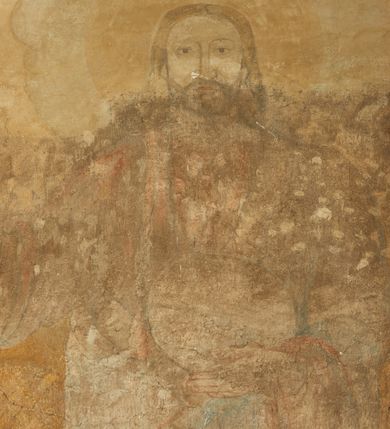 Zdjęcie nr 12: Na ścianie wschodniej prezbiterium namalowany zielono-niebieski paludament z czerwoną podszewką, flankujący ołtarz główny. Na ścianie południowej dwa okna ujęte są malowanymi obramieniami utworzonymi z ornamentu kartuszowo-zawijanego (rollwerk), wzdłuż dolnej krawędzi mają podwieszone girlandy owocowo-roślinne. W szerokich rozglifieniach okien malowany ornament kandelabrowy. W polu pomiędzy oknami fragmenty sceny figuralnej przedstawiającej Chrystusa w typie Salvator Mundi na tle gęstych, szaro-żółtych obłoków. Postać ukazana frontalnie, lewą ręką podtrzymuje kulę, praw unosi w geście błogosławieństwa. Twarz ma kwadratową, o wąskich, migdałowatych oczach, dużym, prostym nosie i wąskich ustach, okoloną krótką brodą oraz włosami sięgającymi ramion. Wokół głowy nimb. Postać ubrana w długą, biało-różową tunikę. Na ścianie północnej kamienny portal do zakrystii ujęty jest obramieniem utworzonym z ornamentu kartuszowo-zawijanego. 
W podniebiu łuku tęczowego polichromia z przedstawieniem gołębicy Ducha Świętego w glorii promienistej w szczycie podłucza, flankowanej przez słońce i księżyc pośród szarych, gęstych obłoków. Poniżej dwa anioły z arma Christi, pośród szarych chmur, zwrócone w trzech czwartych w stronę prezbiterium. Postacie o owalnych twarzach, z okrągłymi oczami skierowanymi w dół, dużymi nosami i wąskimi ustami, okolone włosami sięgającymi ramion. Ubrane są w jasnobrązowe tuniki. Anioł na południowej stronie trzyma drabinę, sznur, bicz i koronę cierniową. Anioł na północnej stronie łuku – włócznię, włócznię z nabitą gąbką oraz liść palmy. Na północnej stronie łuku, poniżej ambony fragment malowanej czerwonej tkaniny. Krawędź łuku tęczowego od strony nawy obwiedziona obramieniem utworzonym w ornamentu kartuszowo-zawijanego. 
Pięć zacheuszków na ścianach północnej i południowej w formie okrągłych medalionów z krzyżami równoramiennymi w polach, ujęte dekoracyjnym pasem, w wieńcach laurowych.