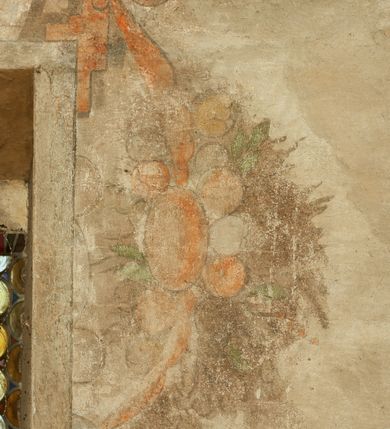 Zdjęcie nr 3: Na ścianie wschodniej prezbiterium namalowany zielono-niebieski paludament z czerwoną podszewką, flankujący ołtarz główny. Na ścianie południowej dwa okna ujęte są malowanymi obramieniami utworzonymi z ornamentu kartuszowo-zawijanego (rollwerk), wzdłuż dolnej krawędzi mają podwieszone girlandy owocowo-roślinne. W szerokich rozglifieniach okien malowany ornament kandelabrowy. W polu pomiędzy oknami fragmenty sceny figuralnej przedstawiającej Chrystusa w typie Salvator Mundi na tle gęstych, szaro-żółtych obłoków. Postać ukazana frontalnie, lewą ręką podtrzymuje kulę, praw unosi w geście błogosławieństwa. Twarz ma kwadratową, o wąskich, migdałowatych oczach, dużym, prostym nosie i wąskich ustach, okoloną krótką brodą oraz włosami sięgającymi ramion. Wokół głowy nimb. Postać ubrana w długą, biało-różową tunikę. Na ścianie północnej kamienny portal do zakrystii ujęty jest obramieniem utworzonym z ornamentu kartuszowo-zawijanego. 
W podniebiu łuku tęczowego polichromia z przedstawieniem gołębicy Ducha Świętego w glorii promienistej w szczycie podłucza, flankowanej przez słońce i księżyc pośród szarych, gęstych obłoków. Poniżej dwa anioły z arma Christi, pośród szarych chmur, zwrócone w trzech czwartych w stronę prezbiterium. Postacie o owalnych twarzach, z okrągłymi oczami skierowanymi w dół, dużymi nosami i wąskimi ustami, okolone włosami sięgającymi ramion. Ubrane są w jasnobrązowe tuniki. Anioł na południowej stronie trzyma drabinę, sznur, bicz i koronę cierniową. Anioł na północnej stronie łuku – włócznię, włócznię z nabitą gąbką oraz liść palmy. Na północnej stronie łuku, poniżej ambony fragment malowanej czerwonej tkaniny. Krawędź łuku tęczowego od strony nawy obwiedziona obramieniem utworzonym w ornamentu kartuszowo-zawijanego. 
Pięć zacheuszków na ścianach północnej i południowej w formie okrągłych medalionów z krzyżami równoramiennymi w polach, ujęte dekoracyjnym pasem, w wieńcach laurowych.