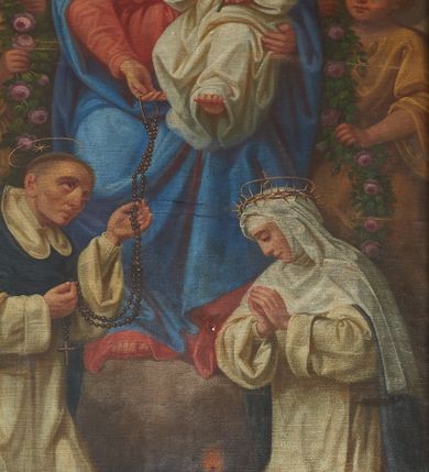 Zdjęcie nr 3: Obraz w formie stojącego prostokąta z przedstawieniem stojącej na skale Matki Boskiej z Dzieciątkiem i klęczącymi przed nimi św. Dominikiem oraz św. Katarzyną Sieneńską. Maria ukazana jest w całej postaci, zwrócona frontalnie, w kontrapoście, lewą ręką podtrzymuje Dzieciątko, prawą podaje różaniec św. Dominikowi. Maria ma owalną twarz, o półprzymkniętych, okrągłych oczach, długim nosie i pełnych ustach, okoloną długimi, jasnymi włosami opadającymi na ramiona. Na głowie ma koronę otwartą. Ubrana jest w czerwoną suknię, przepasaną w talii oraz niebieski płaszcz zarzucony na ramiona i nogi. Dzieciątko w pozycji siedzącej, z lewą nogą wysuniętą do przodu, w lewej ręce trzyma gałązkę róży, prawą błogosławi. Twarz ma kwadratową, oczy okrągłe, nos mały, usta pełne oraz krótkie, jasne włosy. Ubrane jest w białą, długą i obszerną tunikę. Wokół głów obu postaci nimby. Postać Marii flankują dwa anioły w żółtych tunikach trzymające kwiatowe girlandy. Po prawej stronie Marii klęczy św. Dominik zwrócony w trzech czwartych w lewo, z pochyloną głową. Obiema ugiętymi rękami odbiera różaniec. Jego twarz jest szczupła, o dużych oczach skierowanych w górę, dużym, krótkim nosie i pełnych ustach, na głowie ma tonsurę, nad nią aureolę z gwiazdą. Ubrany jest w biały habit dominikański ze szkaplerzem oraz czarny płaszcz z kapturem. Po lewej stronie Marii klęcząca św. Katarzyna Sieneńska, zwrócona w trzech czwartych w prawo, z pochyloną głową oraz dłońmi złożonymi w geście modlitwy. Twarz ma pociągłą, z oczami skierowanymi w dół, małym nosie i pełnych ustach. Ubrana jest w biały habit dominikański ze szkaplerzem i białym welonem oraz w czarny płaszcz. Na głowie ma koronę cierniową, nad nią aureolę. Pomiędzy świętymi leży otwarta księga ze świecą. Scena ukazana na jasnobrązowym tle, rozświetlonym wokół Marii i Dzieciątka. 