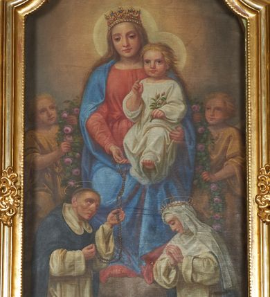 Zdjęcie nr 1: Obraz w formie stojącego prostokąta z przedstawieniem stojącej na skale Matki Boskiej z Dzieciątkiem i klęczącymi przed nimi św. Dominikiem oraz św. Katarzyną Sieneńską. Maria ukazana jest w całej postaci, zwrócona frontalnie, w kontrapoście, lewą ręką podtrzymuje Dzieciątko, prawą podaje różaniec św. Dominikowi. Maria ma owalną twarz, o półprzymkniętych, okrągłych oczach, długim nosie i pełnych ustach, okoloną długimi, jasnymi włosami opadającymi na ramiona. Na głowie ma koronę otwartą. Ubrana jest w czerwoną suknię, przepasaną w talii oraz niebieski płaszcz zarzucony na ramiona i nogi. Dzieciątko w pozycji siedzącej, z lewą nogą wysuniętą do przodu, w lewej ręce trzyma gałązkę róży, prawą błogosławi. Twarz ma kwadratową, oczy okrągłe, nos mały, usta pełne oraz krótkie, jasne włosy. Ubrane jest w białą, długą i obszerną tunikę. Wokół głów obu postaci nimby. Postać Marii flankują dwa anioły w żółtych tunikach trzymające kwiatowe girlandy. Po prawej stronie Marii klęczy św. Dominik zwrócony w trzech czwartych w lewo, z pochyloną głową. Obiema ugiętymi rękami odbiera różaniec. Jego twarz jest szczupła, o dużych oczach skierowanych w górę, dużym, krótkim nosie i pełnych ustach, na głowie ma tonsurę, nad nią aureolę z gwiazdą. Ubrany jest w biały habit dominikański ze szkaplerzem oraz czarny płaszcz z kapturem. Po lewej stronie Marii klęcząca św. Katarzyna Sieneńska, zwrócona w trzech czwartych w prawo, z pochyloną głową oraz dłońmi złożonymi w geście modlitwy. Twarz ma pociągłą, z oczami skierowanymi w dół, małym nosie i pełnych ustach. Ubrana jest w biały habit dominikański ze szkaplerzem i białym welonem oraz w czarny płaszcz. Na głowie ma koronę cierniową, nad nią aureolę. Pomiędzy świętymi leży otwarta księga ze świecą. Scena ukazana na jasnobrązowym tle, rozświetlonym wokół Marii i Dzieciątka. 