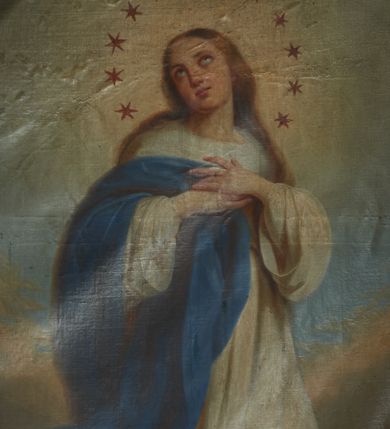 Zdjęcie nr 1: Obraz w formie stojącego prostokąta z przedstawieniem Najświętszej Marii Panny stojącej na obłoku i sierpie księżyca w towarzystwie aniołków. Maria ukazana jest w całej postaci, zwrócona w trzech czwartych w lewo, z uniesioną głową skierowaną w przeciwną stronę, w kontrapoście, ze skrzyżowanymi dłońmi, złożonymi na piersi. Ma owalną twarz, o dużych, okrągłych oczach skierowanych w górę, krótkim nosie i pełnych ustach, okoloną długimi, jasnobrązowymi włosami opadającymi na ramiona. Ubrana jest w białą, obszerną suknię o szerokich rękawach oraz niebieski płaszcz przewieszony przez prawe przedramię, zarzucony na plecy i opadający przy jej lewej nodze. Wokół głowy Marii wieniec z dwunastu gwiazd. Obłok, na którym stoi Maria flankowany jest dwiema parami adorujących ją puttów, z których jeden po lewej stronie trzyma gałązkę lilii. W prawym dolnym rogu putto zakrywa się połą płaszcza Marii. Scena ukazana na tle nieba, na którym obłoki otaczają kręgiem postać Niepokalanej. W prawym dolnym rogu obrazu pod lewą dłonią putta sygnatura „Wojciech Eljasz / w Krakowie 1856”. Na odwrocie obrazu napis „(...) Kałczyńskiego Probos(zcza) / (...)kiego Wikarego w Biskup(icach) / [...] Niepokalanego Poczę(cia) / [...] r. 1854. malowano”. 