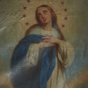 Zdjęcie nr 1: Obraz w formie stojącego prostokąta z przedstawieniem Najświętszej Marii Panny stojącej na obłoku i sierpie księżyca w towarzystwie aniołków. Maria ukazana jest w całej postaci, zwrócona w trzech czwartych w lewo, z uniesioną głową skierowaną w przeciwną stronę, w kontrapoście, ze skrzyżowanymi dłońmi, złożonymi na piersi. Ma owalną twarz, o dużych, okrągłych oczach skierowanych w górę, krótkim nosie i pełnych ustach, okoloną długimi, jasnobrązowymi włosami opadającymi na ramiona. Ubrana jest w białą, obszerną suknię o szerokich rękawach oraz niebieski płaszcz przewieszony przez prawe przedramię, zarzucony na plecy i opadający przy jej lewej nodze. Wokół głowy Marii wieniec z dwunastu gwiazd. Obłok, na którym stoi Maria flankowany jest dwiema parami adorujących ją puttów, z których jeden po lewej stronie trzyma gałązkę lilii. W prawym dolnym rogu putto zakrywa się połą płaszcza Marii. Scena ukazana na tle nieba, na którym obłoki otaczają kręgiem postać Niepokalanej. W prawym dolnym rogu obrazu pod lewą dłonią putta sygnatura „Wojciech Eljasz / w Krakowie 1856”. Na odwrocie obrazu napis „(...) Kałczyńskiego Probos(zcza) / (...)kiego Wikarego w Biskup(icach) / [...] Niepokalanego Poczę(cia) / [...] r. 1854. malowano”. 