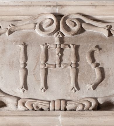 Zdjęcie nr 12: Kościół murowany z cegły i kamienia, tynkowany, orientowany, jednonawowy z kaplicami. Prezbiterium wydłużone, zamknięte trójbocznie, odchylone na południe od osi nawy, przy północnej ścianie niewielka, prostokątna dawna zakrystia (obecnie kruchta), przy południowej dobudowana wtórnie piętrowa dwuczęściowa zakrystia ze skarbcem, od wschodu, na zewnętrznej ścianie kościoła Ogrojec. Nawa główna szersza od prezbiterium, na rzucie prostokąta, od południa wieloboczna kaplica Najświętszego Serca Pana Jezusa (dawniej Przemienienia Pańskiego), od północy i południa dobudowane kaplice boczne na planie prostokąta, północna dwukrotnie większa od południowej, od zachodu wieża na planie kwadratu. Prezbiterium i nawa nakryte sklepieniami pozornymi, oddzielone od ścian gzymsem przebiegającym przez całe wnętrze, łuk tęczowy półkolisty, wewnątrz ujęty pilastrami. Dawne, ostrołukowe okna znajdują się w ścianach nawy głównej. Dostęp do kaplicy i naw bocznych z nawy głównej przez wysokie przejścia arkadowe, w północnej części nawy ujęte opaskami tynkowymi, w północno-zachodniej przejście z barokowym, kamiennym portalem (dawne wejście do kościoła). W starej zakrystii dwa gotyckie, kamienne, ostrołukowe portale oraz gotyckie okno. W wielobocznej kaplicy sklepienie kolebkowe z lunetami, w kaplicach bocznych oraz w nowej zakrystii stropy żelbetowe i sufity tynkowe. Elewacje tynkowane, z obłożoną kamieniem partią cokołu, ściana północna dawnej zakrystii z odsłoniętym wątkiem kamiennym oraz narożną przyporą, wieloboczna kaplica oszkarpowana w narożach. Do wschodniej ściany prezbiterium dobudowany kamienny Ogrójec z arkadą, zwieńczony gzymsem oraz schodkowym szczytem z kamiennymi figurami. Wejścia do kościoła przez kaplice boczne od północy i zachodu oraz przez kruchtę w przyziemiu wieży. Okna w formie stojącego prostokąta w ścianach kaplic bocznych, nowej zakrystii, prezbiterium, okna ostrołukowe w wielobocznej kaplicy. Wieża smukła, trójkondygnacyjna, bez podziałów architektonicznych z oknami na poziomie każdej kondygnacji, zwieńczona hełmem baniastym. Nawa główna i prezbiterium nakryte dachem dwuspadowym, niższe nawy boczne również. W miejscu połączenia nawy i prezbiterium wieżyczka na sygnaturkę. Kaplica przekryta dachem ostrosłupowym, nowa zakrystia i skarbiec dachem trójspadowym, stara zakrystia pulpitowym. 
