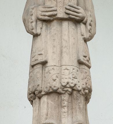 Zdjęcie nr 9: Kościół murowany z cegły i kamienia, tynkowany, orientowany, jednonawowy z kaplicami. Prezbiterium wydłużone, zamknięte trójbocznie, odchylone na południe od osi nawy, przy północnej ścianie niewielka, prostokątna dawna zakrystia (obecnie kruchta), przy południowej dobudowana wtórnie piętrowa dwuczęściowa zakrystia ze skarbcem, od wschodu, na zewnętrznej ścianie kościoła Ogrojec. Nawa główna szersza od prezbiterium, na rzucie prostokąta, od południa wieloboczna kaplica Najświętszego Serca Pana Jezusa (dawniej Przemienienia Pańskiego), od północy i południa dobudowane kaplice boczne na planie prostokąta, północna dwukrotnie większa od południowej, od zachodu wieża na planie kwadratu. Prezbiterium i nawa nakryte sklepieniami pozornymi, oddzielone od ścian gzymsem przebiegającym przez całe wnętrze, łuk tęczowy półkolisty, wewnątrz ujęty pilastrami. Dawne, ostrołukowe okna znajdują się w ścianach nawy głównej. Dostęp do kaplicy i naw bocznych z nawy głównej przez wysokie przejścia arkadowe, w północnej części nawy ujęte opaskami tynkowymi, w północno-zachodniej przejście z barokowym, kamiennym portalem (dawne wejście do kościoła). W starej zakrystii dwa gotyckie, kamienne, ostrołukowe portale oraz gotyckie okno. W wielobocznej kaplicy sklepienie kolebkowe z lunetami, w kaplicach bocznych oraz w nowej zakrystii stropy żelbetowe i sufity tynkowe. Elewacje tynkowane, z obłożoną kamieniem partią cokołu, ściana północna dawnej zakrystii z odsłoniętym wątkiem kamiennym oraz narożną przyporą, wieloboczna kaplica oszkarpowana w narożach. Do wschodniej ściany prezbiterium dobudowany kamienny Ogrójec z arkadą, zwieńczony gzymsem oraz schodkowym szczytem z kamiennymi figurami. Wejścia do kościoła przez kaplice boczne od północy i zachodu oraz przez kruchtę w przyziemiu wieży. Okna w formie stojącego prostokąta w ścianach kaplic bocznych, nowej zakrystii, prezbiterium, okna ostrołukowe w wielobocznej kaplicy. Wieża smukła, trójkondygnacyjna, bez podziałów architektonicznych z oknami na poziomie każdej kondygnacji, zwieńczona hełmem baniastym. Nawa główna i prezbiterium nakryte dachem dwuspadowym, niższe nawy boczne również. W miejscu połączenia nawy i prezbiterium wieżyczka na sygnaturkę. Kaplica przekryta dachem ostrosłupowym, nowa zakrystia i skarbiec dachem trójspadowym, stara zakrystia pulpitowym. 

