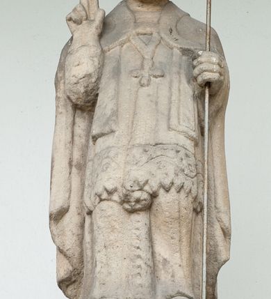 Zdjęcie nr 8: Kościół murowany z cegły i kamienia, tynkowany, orientowany, jednonawowy z kaplicami. Prezbiterium wydłużone, zamknięte trójbocznie, odchylone na południe od osi nawy, przy północnej ścianie niewielka, prostokątna dawna zakrystia (obecnie kruchta), przy południowej dobudowana wtórnie piętrowa dwuczęściowa zakrystia ze skarbcem, od wschodu, na zewnętrznej ścianie kościoła Ogrojec. Nawa główna szersza od prezbiterium, na rzucie prostokąta, od południa wieloboczna kaplica Najświętszego Serca Pana Jezusa (dawniej Przemienienia Pańskiego), od północy i południa dobudowane kaplice boczne na planie prostokąta, północna dwukrotnie większa od południowej, od zachodu wieża na planie kwadratu. Prezbiterium i nawa nakryte sklepieniami pozornymi, oddzielone od ścian gzymsem przebiegającym przez całe wnętrze, łuk tęczowy półkolisty, wewnątrz ujęty pilastrami. Dawne, ostrołukowe okna znajdują się w ścianach nawy głównej. Dostęp do kaplicy i naw bocznych z nawy głównej przez wysokie przejścia arkadowe, w północnej części nawy ujęte opaskami tynkowymi, w północno-zachodniej przejście z barokowym, kamiennym portalem (dawne wejście do kościoła). W starej zakrystii dwa gotyckie, kamienne, ostrołukowe portale oraz gotyckie okno. W wielobocznej kaplicy sklepienie kolebkowe z lunetami, w kaplicach bocznych oraz w nowej zakrystii stropy żelbetowe i sufity tynkowe. Elewacje tynkowane, z obłożoną kamieniem partią cokołu, ściana północna dawnej zakrystii z odsłoniętym wątkiem kamiennym oraz narożną przyporą, wieloboczna kaplica oszkarpowana w narożach. Do wschodniej ściany prezbiterium dobudowany kamienny Ogrójec z arkadą, zwieńczony gzymsem oraz schodkowym szczytem z kamiennymi figurami. Wejścia do kościoła przez kaplice boczne od północy i zachodu oraz przez kruchtę w przyziemiu wieży. Okna w formie stojącego prostokąta w ścianach kaplic bocznych, nowej zakrystii, prezbiterium, okna ostrołukowe w wielobocznej kaplicy. Wieża smukła, trójkondygnacyjna, bez podziałów architektonicznych z oknami na poziomie każdej kondygnacji, zwieńczona hełmem baniastym. Nawa główna i prezbiterium nakryte dachem dwuspadowym, niższe nawy boczne również. W miejscu połączenia nawy i prezbiterium wieżyczka na sygnaturkę. Kaplica przekryta dachem ostrosłupowym, nowa zakrystia i skarbiec dachem trójspadowym, stara zakrystia pulpitowym. 
