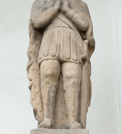 Zdjęcie nr 5: Kościół murowany z cegły i kamienia, tynkowany, orientowany, jednonawowy z kaplicami. Prezbiterium wydłużone, zamknięte trójbocznie, odchylone na południe od osi nawy, przy północnej ścianie niewielka, prostokątna dawna zakrystia (obecnie kruchta), przy południowej dobudowana wtórnie piętrowa dwuczęściowa zakrystia ze skarbcem, od wschodu, na zewnętrznej ścianie kościoła Ogrojec. Nawa główna szersza od prezbiterium, na rzucie prostokąta, od południa wieloboczna kaplica Najświętszego Serca Pana Jezusa (dawniej Przemienienia Pańskiego), od północy i południa dobudowane kaplice boczne na planie prostokąta, północna dwukrotnie większa od południowej, od zachodu wieża na planie kwadratu. Prezbiterium i nawa nakryte sklepieniami pozornymi, oddzielone od ścian gzymsem przebiegającym przez całe wnętrze, łuk tęczowy półkolisty, wewnątrz ujęty pilastrami. Dawne, ostrołukowe okna znajdują się w ścianach nawy głównej. Dostęp do kaplicy i naw bocznych z nawy głównej przez wysokie przejścia arkadowe, w północnej części nawy ujęte opaskami tynkowymi, w północno-zachodniej przejście z barokowym, kamiennym portalem (dawne wejście do kościoła). W starej zakrystii dwa gotyckie, kamienne, ostrołukowe portale oraz gotyckie okno. W wielobocznej kaplicy sklepienie kolebkowe z lunetami, w kaplicach bocznych oraz w nowej zakrystii stropy żelbetowe i sufity tynkowe. Elewacje tynkowane, z obłożoną kamieniem partią cokołu, ściana północna dawnej zakrystii z odsłoniętym wątkiem kamiennym oraz narożną przyporą, wieloboczna kaplica oszkarpowana w narożach. Do wschodniej ściany prezbiterium dobudowany kamienny Ogrójec z arkadą, zwieńczony gzymsem oraz schodkowym szczytem z kamiennymi figurami. Wejścia do kościoła przez kaplice boczne od północy i zachodu oraz przez kruchtę w przyziemiu wieży. Okna w formie stojącego prostokąta w ścianach kaplic bocznych, nowej zakrystii, prezbiterium, okna ostrołukowe w wielobocznej kaplicy. Wieża smukła, trójkondygnacyjna, bez podziałów architektonicznych z oknami na poziomie każdej kondygnacji, zwieńczona hełmem baniastym. Nawa główna i prezbiterium nakryte dachem dwuspadowym, niższe nawy boczne również. W miejscu połączenia nawy i prezbiterium wieżyczka na sygnaturkę. Kaplica przekryta dachem ostrosłupowym, nowa zakrystia i skarbiec dachem trójspadowym, stara zakrystia pulpitowym. 
