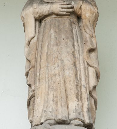 Zdjęcie nr 7: Kościół murowany z cegły i kamienia, tynkowany, orientowany, jednonawowy z kaplicami. Prezbiterium wydłużone, zamknięte trójbocznie, odchylone na południe od osi nawy, przy północnej ścianie niewielka, prostokątna dawna zakrystia (obecnie kruchta), przy południowej dobudowana wtórnie piętrowa dwuczęściowa zakrystia ze skarbcem, od wschodu, na zewnętrznej ścianie kościoła Ogrojec. Nawa główna szersza od prezbiterium, na rzucie prostokąta, od południa wieloboczna kaplica Najświętszego Serca Pana Jezusa (dawniej Przemienienia Pańskiego), od północy i południa dobudowane kaplice boczne na planie prostokąta, północna dwukrotnie większa od południowej, od zachodu wieża na planie kwadratu. Prezbiterium i nawa nakryte sklepieniami pozornymi, oddzielone od ścian gzymsem przebiegającym przez całe wnętrze, łuk tęczowy półkolisty, wewnątrz ujęty pilastrami. Dawne, ostrołukowe okna znajdują się w ścianach nawy głównej. Dostęp do kaplicy i naw bocznych z nawy głównej przez wysokie przejścia arkadowe, w północnej części nawy ujęte opaskami tynkowymi, w północno-zachodniej przejście z barokowym, kamiennym portalem (dawne wejście do kościoła). W starej zakrystii dwa gotyckie, kamienne, ostrołukowe portale oraz gotyckie okno. W wielobocznej kaplicy sklepienie kolebkowe z lunetami, w kaplicach bocznych oraz w nowej zakrystii stropy żelbetowe i sufity tynkowe. Elewacje tynkowane, z obłożoną kamieniem partią cokołu, ściana północna dawnej zakrystii z odsłoniętym wątkiem kamiennym oraz narożną przyporą, wieloboczna kaplica oszkarpowana w narożach. Do wschodniej ściany prezbiterium dobudowany kamienny Ogrójec z arkadą, zwieńczony gzymsem oraz schodkowym szczytem z kamiennymi figurami. Wejścia do kościoła przez kaplice boczne od północy i zachodu oraz przez kruchtę w przyziemiu wieży. Okna w formie stojącego prostokąta w ścianach kaplic bocznych, nowej zakrystii, prezbiterium, okna ostrołukowe w wielobocznej kaplicy. Wieża smukła, trójkondygnacyjna, bez podziałów architektonicznych z oknami na poziomie każdej kondygnacji, zwieńczona hełmem baniastym. Nawa główna i prezbiterium nakryte dachem dwuspadowym, niższe nawy boczne również. W miejscu połączenia nawy i prezbiterium wieżyczka na sygnaturkę. Kaplica przekryta dachem ostrosłupowym, nowa zakrystia i skarbiec dachem trójspadowym, stara zakrystia pulpitowym. 
