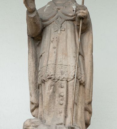 Zdjęcie nr 6: Kościół murowany z cegły i kamienia, tynkowany, orientowany, jednonawowy z kaplicami. Prezbiterium wydłużone, zamknięte trójbocznie, odchylone na południe od osi nawy, przy północnej ścianie niewielka, prostokątna dawna zakrystia (obecnie kruchta), przy południowej dobudowana wtórnie piętrowa dwuczęściowa zakrystia ze skarbcem, od wschodu, na zewnętrznej ścianie kościoła Ogrojec. Nawa główna szersza od prezbiterium, na rzucie prostokąta, od południa wieloboczna kaplica Najświętszego Serca Pana Jezusa (dawniej Przemienienia Pańskiego), od północy i południa dobudowane kaplice boczne na planie prostokąta, północna dwukrotnie większa od południowej, od zachodu wieża na planie kwadratu. Prezbiterium i nawa nakryte sklepieniami pozornymi, oddzielone od ścian gzymsem przebiegającym przez całe wnętrze, łuk tęczowy półkolisty, wewnątrz ujęty pilastrami. Dawne, ostrołukowe okna znajdują się w ścianach nawy głównej. Dostęp do kaplicy i naw bocznych z nawy głównej przez wysokie przejścia arkadowe, w północnej części nawy ujęte opaskami tynkowymi, w północno-zachodniej przejście z barokowym, kamiennym portalem (dawne wejście do kościoła). W starej zakrystii dwa gotyckie, kamienne, ostrołukowe portale oraz gotyckie okno. W wielobocznej kaplicy sklepienie kolebkowe z lunetami, w kaplicach bocznych oraz w nowej zakrystii stropy żelbetowe i sufity tynkowe. Elewacje tynkowane, z obłożoną kamieniem partią cokołu, ściana północna dawnej zakrystii z odsłoniętym wątkiem kamiennym oraz narożną przyporą, wieloboczna kaplica oszkarpowana w narożach. Do wschodniej ściany prezbiterium dobudowany kamienny Ogrójec z arkadą, zwieńczony gzymsem oraz schodkowym szczytem z kamiennymi figurami. Wejścia do kościoła przez kaplice boczne od północy i zachodu oraz przez kruchtę w przyziemiu wieży. Okna w formie stojącego prostokąta w ścianach kaplic bocznych, nowej zakrystii, prezbiterium, okna ostrołukowe w wielobocznej kaplicy. Wieża smukła, trójkondygnacyjna, bez podziałów architektonicznych z oknami na poziomie każdej kondygnacji, zwieńczona hełmem baniastym. Nawa główna i prezbiterium nakryte dachem dwuspadowym, niższe nawy boczne również. W miejscu połączenia nawy i prezbiterium wieżyczka na sygnaturkę. Kaplica przekryta dachem ostrosłupowym, nowa zakrystia i skarbiec dachem trójspadowym, stara zakrystia pulpitowym. 
