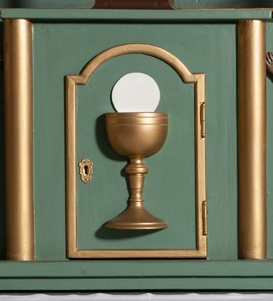 Zdjęcie nr 18: Nastawa architektoniczna, jednoosiowa, dwukondygnacyjna, ustawiona na niewielkim cokole. Ołtarz drewniany, prostopadłościenny, z drewnianą mensą, ustawiony na dwustopniowej podstawie. Antepedium ujęte ramą, w jego polu płycina dekorowana w narożach ornamentem roślinnym, pośrodku medalion z monogramem IHS w glorii promienistej. Na ołtarzu ustawione jest tabernakulum w formie drewnianej skrzynki flankowanej półwalcami oraz falistymi spływami z nałożonymi płaskorzeźbionymi postaciami adorujących puttów. Drzwiczki w kształcie stojącego prostokąta zamkniętego łukiem segmentowym nadwieszonym z kielichem i hostią w polu. 
Pierwsza kondygnacja flankowana jest zwielokrotnionymi pilastrami i stojącą przed nimi parą kolumn o kapitelach kompozytowych, dźwigających pełne belkowanie, z gzymsem dekorowanym kimationem, wyłamane na ich osi, z przerwanym architrawem nad polem środkowym. Na belkowaniu, na osiach kolumn przerwany, falisty przyczółek. W polu środkowym nisza w kształcie stojącego prostokąta zamkniętego łukiem segmentowym nadwieszonym, ujęta profilowaną ramą z obrazem Najświętszego Serca Pana Jezusa w formie stojącego prostokąta w osobnej, profilowanej ramie. Druga kondygnacja ustawiona na niewielkim cokole, flankowana zdwojonymi pilastrami i stojącą przed nimi parą kolumn o kapitelach kompozytowych, dźwigających pełne belkowanie z gzymsem dekorowanym kimationem, wyłamane na ich osi oraz przerwany półkolisty przyczółek. Nad polem, w partii belkowania medalion z przedstawieniem Gorejącego Serca w glorii promienistej, flankowany główkami anielskimi. W polu obraz w kształcie stojącego prostokąta ujętego profilowaną rama z przedstawieniem św. Franciszka obejmującego Chrystusa na krzyżu (amplexus). Obie kondygnacje ujęte uszami, pierwsza utworzonymi ze stylizowanego akantu, druga ze stylizowanego ornamentu roślinnego. Cokoły i belkowanie pierwszej kondygnacji dekorowane stylizowanym ornamentem roślinnym. Struktura ołtarza polichromowana w kolorze jasnozielonym, kolumny i profile pozłocone, ornamentyka pozłocona i posrebrzona. 