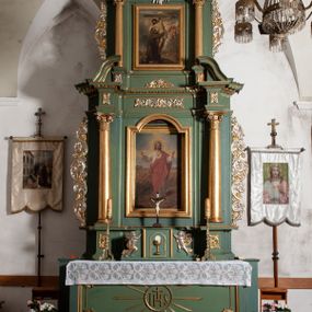 Zdjęcie nr 1: Nastawa architektoniczna, jednoosiowa, dwukondygnacyjna, ustawiona na niewielkim cokole. Ołtarz drewniany, prostopadłościenny, z drewnianą mensą, ustawiony na dwustopniowej podstawie. Antepedium ujęte ramą, w jego polu płycina dekorowana w narożach ornamentem roślinnym, pośrodku medalion z monogramem IHS w glorii promienistej. Na ołtarzu ustawione jest tabernakulum w formie drewnianej skrzynki flankowanej półwalcami oraz falistymi spływami z nałożonymi płaskorzeźbionymi postaciami adorujących puttów. Drzwiczki w kształcie stojącego prostokąta zamkniętego łukiem segmentowym nadwieszonym z kielichem i hostią w polu. 
Pierwsza kondygnacja flankowana jest zwielokrotnionymi pilastrami i stojącą przed nimi parą kolumn o kapitelach kompozytowych, dźwigających pełne belkowanie, z gzymsem dekorowanym kimationem, wyłamane na ich osi, z przerwanym architrawem nad polem środkowym. Na belkowaniu, na osiach kolumn przerwany, falisty przyczółek. W polu środkowym nisza w kształcie stojącego prostokąta zamkniętego łukiem segmentowym nadwieszonym, ujęta profilowaną ramą z obrazem Najświętszego Serca Pana Jezusa w formie stojącego prostokąta w osobnej, profilowanej ramie. Druga kondygnacja ustawiona na niewielkim cokole, flankowana zdwojonymi pilastrami i stojącą przed nimi parą kolumn o kapitelach kompozytowych, dźwigających pełne belkowanie z gzymsem dekorowanym kimationem, wyłamane na ich osi oraz przerwany półkolisty przyczółek. Nad polem, w partii belkowania medalion z przedstawieniem Gorejącego Serca w glorii promienistej, flankowany główkami anielskimi. W polu obraz w kształcie stojącego prostokąta ujętego profilowaną rama z przedstawieniem św. Franciszka obejmującego Chrystusa na krzyżu (amplexus). Obie kondygnacje ujęte uszami, pierwsza utworzonymi ze stylizowanego akantu, druga ze stylizowanego ornamentu roślinnego. Cokoły i belkowanie pierwszej kondygnacji dekorowane stylizowanym ornamentem roślinnym. Struktura ołtarza polichromowana w kolorze jasnozielonym, kolumny i profile pozłocone, ornamentyka pozłocona i posrebrzona. 