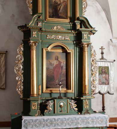 Zdjęcie nr 2: Nastawa architektoniczna, jednoosiowa, dwukondygnacyjna, ustawiona na niewielkim cokole. Ołtarz drewniany, prostopadłościenny, z drewnianą mensą, ustawiony na dwustopniowej podstawie. Antepedium ujęte ramą, w jego polu płycina dekorowana w narożach ornamentem roślinnym, pośrodku medalion z monogramem IHS w glorii promienistej. Na ołtarzu ustawione jest tabernakulum w formie drewnianej skrzynki flankowanej półwalcami oraz falistymi spływami z nałożonymi płaskorzeźbionymi postaciami adorujących puttów. Drzwiczki w kształcie stojącego prostokąta zamkniętego łukiem segmentowym nadwieszonym z kielichem i hostią w polu. 
Pierwsza kondygnacja flankowana jest zwielokrotnionymi pilastrami i stojącą przed nimi parą kolumn o kapitelach kompozytowych, dźwigających pełne belkowanie, z gzymsem dekorowanym kimationem, wyłamane na ich osi, z przerwanym architrawem nad polem środkowym. Na belkowaniu, na osiach kolumn przerwany, falisty przyczółek. W polu środkowym nisza w kształcie stojącego prostokąta zamkniętego łukiem segmentowym nadwieszonym, ujęta profilowaną ramą z obrazem Najświętszego Serca Pana Jezusa w formie stojącego prostokąta w osobnej, profilowanej ramie. Druga kondygnacja ustawiona na niewielkim cokole, flankowana zdwojonymi pilastrami i stojącą przed nimi parą kolumn o kapitelach kompozytowych, dźwigających pełne belkowanie z gzymsem dekorowanym kimationem, wyłamane na ich osi oraz przerwany półkolisty przyczółek. Nad polem, w partii belkowania medalion z przedstawieniem Gorejącego Serca w glorii promienistej, flankowany główkami anielskimi. W polu obraz w kształcie stojącego prostokąta ujętego profilowaną rama z przedstawieniem św. Franciszka obejmującego Chrystusa na krzyżu (amplexus). Obie kondygnacje ujęte uszami, pierwsza utworzonymi ze stylizowanego akantu, druga ze stylizowanego ornamentu roślinnego. Cokoły i belkowanie pierwszej kondygnacji dekorowane stylizowanym ornamentem roślinnym. Struktura ołtarza polichromowana w kolorze jasnozielonym, kolumny i profile pozłocone, ornamentyka pozłocona i posrebrzona. 