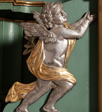 Zdjęcie nr 19: Nastawa architektoniczna, jednoosiowa, dwukondygnacyjna, ustawiona na niewielkim cokole. Ołtarz drewniany, prostopadłościenny, z drewnianą mensą, ustawiony na dwustopniowej podstawie. Antepedium ujęte ramą, w jego polu płycina dekorowana w narożach ornamentem roślinnym, pośrodku medalion z monogramem IHS w glorii promienistej. Na ołtarzu ustawione jest tabernakulum w formie drewnianej skrzynki flankowanej półwalcami oraz falistymi spływami z nałożonymi płaskorzeźbionymi postaciami adorujących puttów. Drzwiczki w kształcie stojącego prostokąta zamkniętego łukiem segmentowym nadwieszonym z kielichem i hostią w polu. 
Pierwsza kondygnacja flankowana jest zwielokrotnionymi pilastrami i stojącą przed nimi parą kolumn o kapitelach kompozytowych, dźwigających pełne belkowanie, z gzymsem dekorowanym kimationem, wyłamane na ich osi, z przerwanym architrawem nad polem środkowym. Na belkowaniu, na osiach kolumn przerwany, falisty przyczółek. W polu środkowym nisza w kształcie stojącego prostokąta zamkniętego łukiem segmentowym nadwieszonym, ujęta profilowaną ramą z obrazem Najświętszego Serca Pana Jezusa w formie stojącego prostokąta w osobnej, profilowanej ramie. Druga kondygnacja ustawiona na niewielkim cokole, flankowana zdwojonymi pilastrami i stojącą przed nimi parą kolumn o kapitelach kompozytowych, dźwigających pełne belkowanie z gzymsem dekorowanym kimationem, wyłamane na ich osi oraz przerwany półkolisty przyczółek. Nad polem, w partii belkowania medalion z przedstawieniem Gorejącego Serca w glorii promienistej, flankowany główkami anielskimi. W polu obraz w kształcie stojącego prostokąta ujętego profilowaną rama z przedstawieniem św. Franciszka obejmującego Chrystusa na krzyżu (amplexus). Obie kondygnacje ujęte uszami, pierwsza utworzonymi ze stylizowanego akantu, druga ze stylizowanego ornamentu roślinnego. Cokoły i belkowanie pierwszej kondygnacji dekorowane stylizowanym ornamentem roślinnym. Struktura ołtarza polichromowana w kolorze jasnozielonym, kolumny i profile pozłocone, ornamentyka pozłocona i posrebrzona. 