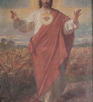 Zdjęcie nr 11: Nastawa architektoniczna, jednoosiowa, dwukondygnacyjna, ustawiona na niewielkim cokole. Ołtarz drewniany, prostopadłościenny, z drewnianą mensą, ustawiony na dwustopniowej podstawie. Antepedium ujęte ramą, w jego polu płycina dekorowana w narożach ornamentem roślinnym, pośrodku medalion z monogramem IHS w glorii promienistej. Na ołtarzu ustawione jest tabernakulum w formie drewnianej skrzynki flankowanej półwalcami oraz falistymi spływami z nałożonymi płaskorzeźbionymi postaciami adorujących puttów. Drzwiczki w kształcie stojącego prostokąta zamkniętego łukiem segmentowym nadwieszonym z kielichem i hostią w polu. 
Pierwsza kondygnacja flankowana jest zwielokrotnionymi pilastrami i stojącą przed nimi parą kolumn o kapitelach kompozytowych, dźwigających pełne belkowanie, z gzymsem dekorowanym kimationem, wyłamane na ich osi, z przerwanym architrawem nad polem środkowym. Na belkowaniu, na osiach kolumn przerwany, falisty przyczółek. W polu środkowym nisza w kształcie stojącego prostokąta zamkniętego łukiem segmentowym nadwieszonym, ujęta profilowaną ramą z obrazem Najświętszego Serca Pana Jezusa w formie stojącego prostokąta w osobnej, profilowanej ramie. Druga kondygnacja ustawiona na niewielkim cokole, flankowana zdwojonymi pilastrami i stojącą przed nimi parą kolumn o kapitelach kompozytowych, dźwigających pełne belkowanie z gzymsem dekorowanym kimationem, wyłamane na ich osi oraz przerwany półkolisty przyczółek. Nad polem, w partii belkowania medalion z przedstawieniem Gorejącego Serca w glorii promienistej, flankowany główkami anielskimi. W polu obraz w kształcie stojącego prostokąta ujętego profilowaną rama z przedstawieniem św. Franciszka obejmującego Chrystusa na krzyżu (amplexus). Obie kondygnacje ujęte uszami, pierwsza utworzonymi ze stylizowanego akantu, druga ze stylizowanego ornamentu roślinnego. Cokoły i belkowanie pierwszej kondygnacji dekorowane stylizowanym ornamentem roślinnym. Struktura ołtarza polichromowana w kolorze jasnozielonym, kolumny i profile pozłocone, ornamentyka pozłocona i posrebrzona. 