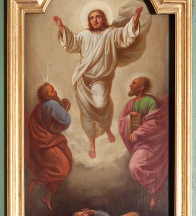 Zdjęcie nr 4: Nastawa architektoniczna, jednoosiowa, dwukondygnacyjna, ustawiona na niewielkim cokole. Ołtarz drewniany, prostopadłościenny, z drewnianą mensą, ustawiony na dwustopniowej podstawie. Antepedium ujęte ramą, w jego polu płycina dekorowana w narożach ornamentem roślinnym, pośrodku medalion z monogramem IHS w glorii promienistej. Na ołtarzu ustawione jest tabernakulum w formie drewnianej skrzynki flankowanej półwalcami oraz falistymi spływami z nałożonymi płaskorzeźbionymi postaciami adorujących puttów. Drzwiczki w kształcie stojącego prostokąta zamkniętego łukiem segmentowym nadwieszonym z kielichem i hostią w polu. 
Pierwsza kondygnacja flankowana jest zwielokrotnionymi pilastrami i stojącą przed nimi parą kolumn o kapitelach kompozytowych, dźwigających pełne belkowanie, z gzymsem dekorowanym kimationem, wyłamane na ich osi, z przerwanym architrawem nad polem środkowym. Na belkowaniu, na osiach kolumn przerwany, falisty przyczółek. W polu środkowym nisza w kształcie stojącego prostokąta zamkniętego łukiem segmentowym nadwieszonym, ujęta profilowaną ramą z obrazem Najświętszego Serca Pana Jezusa w formie stojącego prostokąta w osobnej, profilowanej ramie. Druga kondygnacja ustawiona na niewielkim cokole, flankowana zdwojonymi pilastrami i stojącą przed nimi parą kolumn o kapitelach kompozytowych, dźwigających pełne belkowanie z gzymsem dekorowanym kimationem, wyłamane na ich osi oraz przerwany półkolisty przyczółek. Nad polem, w partii belkowania medalion z przedstawieniem Gorejącego Serca w glorii promienistej, flankowany główkami anielskimi. W polu obraz w kształcie stojącego prostokąta ujętego profilowaną rama z przedstawieniem św. Franciszka obejmującego Chrystusa na krzyżu (amplexus). Obie kondygnacje ujęte uszami, pierwsza utworzonymi ze stylizowanego akantu, druga ze stylizowanego ornamentu roślinnego. Cokoły i belkowanie pierwszej kondygnacji dekorowane stylizowanym ornamentem roślinnym. Struktura ołtarza polichromowana w kolorze jasnozielonym, kolumny i profile pozłocone, ornamentyka pozłocona i posrebrzona. 