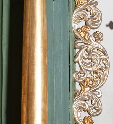 Zdjęcie nr 16: Nastawa architektoniczna, jednoosiowa, dwukondygnacyjna, ustawiona na niewielkim cokole. Ołtarz drewniany, prostopadłościenny, z drewnianą mensą, ustawiony na dwustopniowej podstawie. Antepedium ujęte ramą, w jego polu płycina dekorowana w narożach ornamentem roślinnym, pośrodku medalion z monogramem IHS w glorii promienistej. Na ołtarzu ustawione jest tabernakulum w formie drewnianej skrzynki flankowanej półwalcami oraz falistymi spływami z nałożonymi płaskorzeźbionymi postaciami adorujących puttów. Drzwiczki w kształcie stojącego prostokąta zamkniętego łukiem segmentowym nadwieszonym z kielichem i hostią w polu. 
Pierwsza kondygnacja flankowana jest zwielokrotnionymi pilastrami i stojącą przed nimi parą kolumn o kapitelach kompozytowych, dźwigających pełne belkowanie, z gzymsem dekorowanym kimationem, wyłamane na ich osi, z przerwanym architrawem nad polem środkowym. Na belkowaniu, na osiach kolumn przerwany, falisty przyczółek. W polu środkowym nisza w kształcie stojącego prostokąta zamkniętego łukiem segmentowym nadwieszonym, ujęta profilowaną ramą z obrazem Najświętszego Serca Pana Jezusa w formie stojącego prostokąta w osobnej, profilowanej ramie. Druga kondygnacja ustawiona na niewielkim cokole, flankowana zdwojonymi pilastrami i stojącą przed nimi parą kolumn o kapitelach kompozytowych, dźwigających pełne belkowanie z gzymsem dekorowanym kimationem, wyłamane na ich osi oraz przerwany półkolisty przyczółek. Nad polem, w partii belkowania medalion z przedstawieniem Gorejącego Serca w glorii promienistej, flankowany główkami anielskimi. W polu obraz w kształcie stojącego prostokąta ujętego profilowaną rama z przedstawieniem św. Franciszka obejmującego Chrystusa na krzyżu (amplexus). Obie kondygnacje ujęte uszami, pierwsza utworzonymi ze stylizowanego akantu, druga ze stylizowanego ornamentu roślinnego. Cokoły i belkowanie pierwszej kondygnacji dekorowane stylizowanym ornamentem roślinnym. Struktura ołtarza polichromowana w kolorze jasnozielonym, kolumny i profile pozłocone, ornamentyka pozłocona i posrebrzona. 