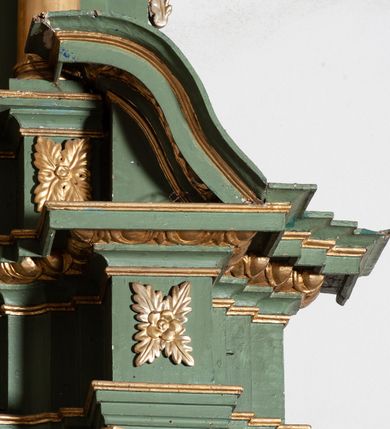 Zdjęcie nr 14: Nastawa architektoniczna, jednoosiowa, dwukondygnacyjna, ustawiona na niewielkim cokole. Ołtarz drewniany, prostopadłościenny, z drewnianą mensą, ustawiony na dwustopniowej podstawie. Antepedium ujęte ramą, w jego polu płycina dekorowana w narożach ornamentem roślinnym, pośrodku medalion z monogramem IHS w glorii promienistej. Na ołtarzu ustawione jest tabernakulum w formie drewnianej skrzynki flankowanej półwalcami oraz falistymi spływami z nałożonymi płaskorzeźbionymi postaciami adorujących puttów. Drzwiczki w kształcie stojącego prostokąta zamkniętego łukiem segmentowym nadwieszonym z kielichem i hostią w polu. 
Pierwsza kondygnacja flankowana jest zwielokrotnionymi pilastrami i stojącą przed nimi parą kolumn o kapitelach kompozytowych, dźwigających pełne belkowanie, z gzymsem dekorowanym kimationem, wyłamane na ich osi, z przerwanym architrawem nad polem środkowym. Na belkowaniu, na osiach kolumn przerwany, falisty przyczółek. W polu środkowym nisza w kształcie stojącego prostokąta zamkniętego łukiem segmentowym nadwieszonym, ujęta profilowaną ramą z obrazem Najświętszego Serca Pana Jezusa w formie stojącego prostokąta w osobnej, profilowanej ramie. Druga kondygnacja ustawiona na niewielkim cokole, flankowana zdwojonymi pilastrami i stojącą przed nimi parą kolumn o kapitelach kompozytowych, dźwigających pełne belkowanie z gzymsem dekorowanym kimationem, wyłamane na ich osi oraz przerwany półkolisty przyczółek. Nad polem, w partii belkowania medalion z przedstawieniem Gorejącego Serca w glorii promienistej, flankowany główkami anielskimi. W polu obraz w kształcie stojącego prostokąta ujętego profilowaną rama z przedstawieniem św. Franciszka obejmującego Chrystusa na krzyżu (amplexus). Obie kondygnacje ujęte uszami, pierwsza utworzonymi ze stylizowanego akantu, druga ze stylizowanego ornamentu roślinnego. Cokoły i belkowanie pierwszej kondygnacji dekorowane stylizowanym ornamentem roślinnym. Struktura ołtarza polichromowana w kolorze jasnozielonym, kolumny i profile pozłocone, ornamentyka pozłocona i posrebrzona. 